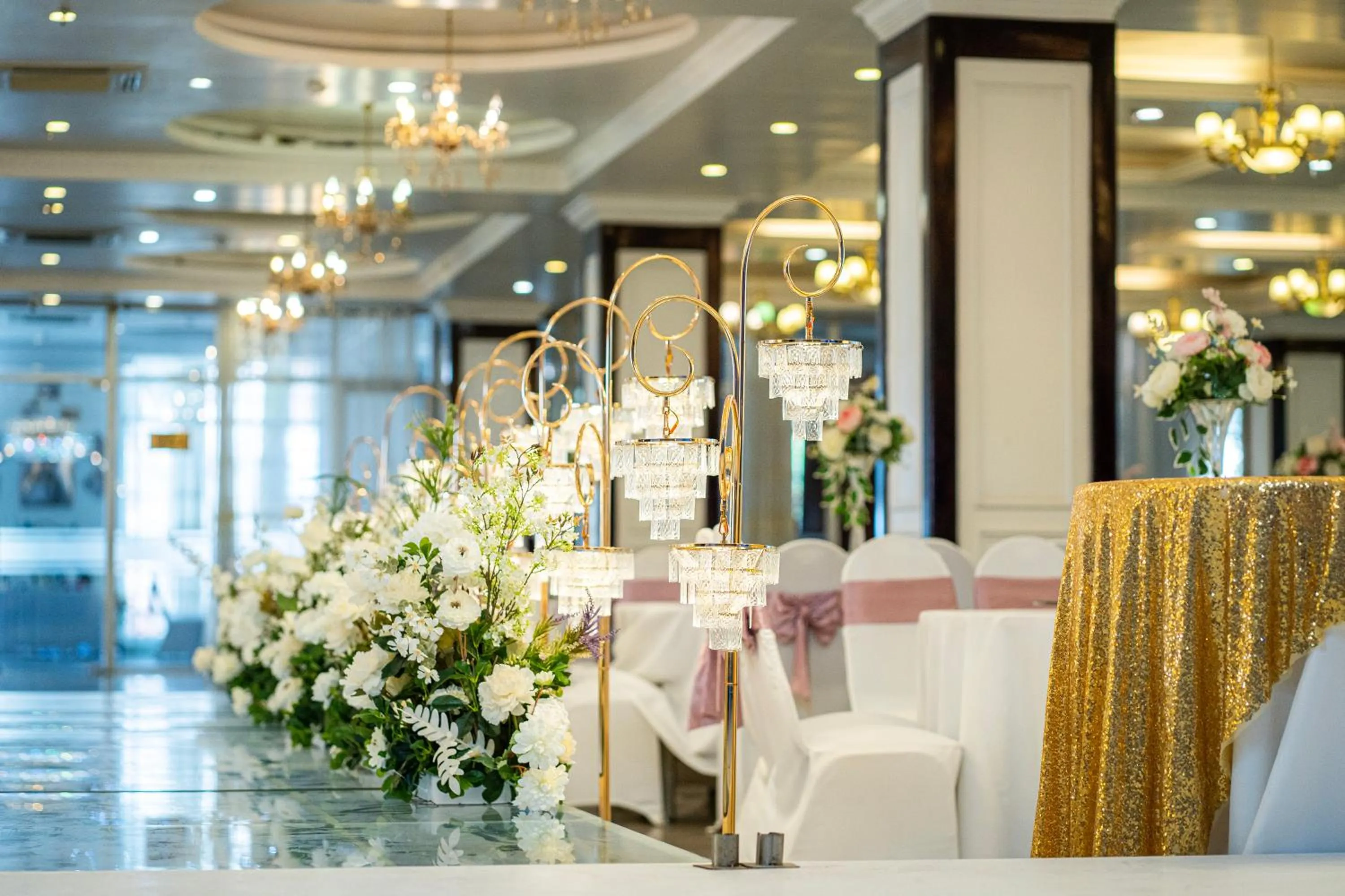 Restaurant/places to eat in MAY PLAZA HOTEL