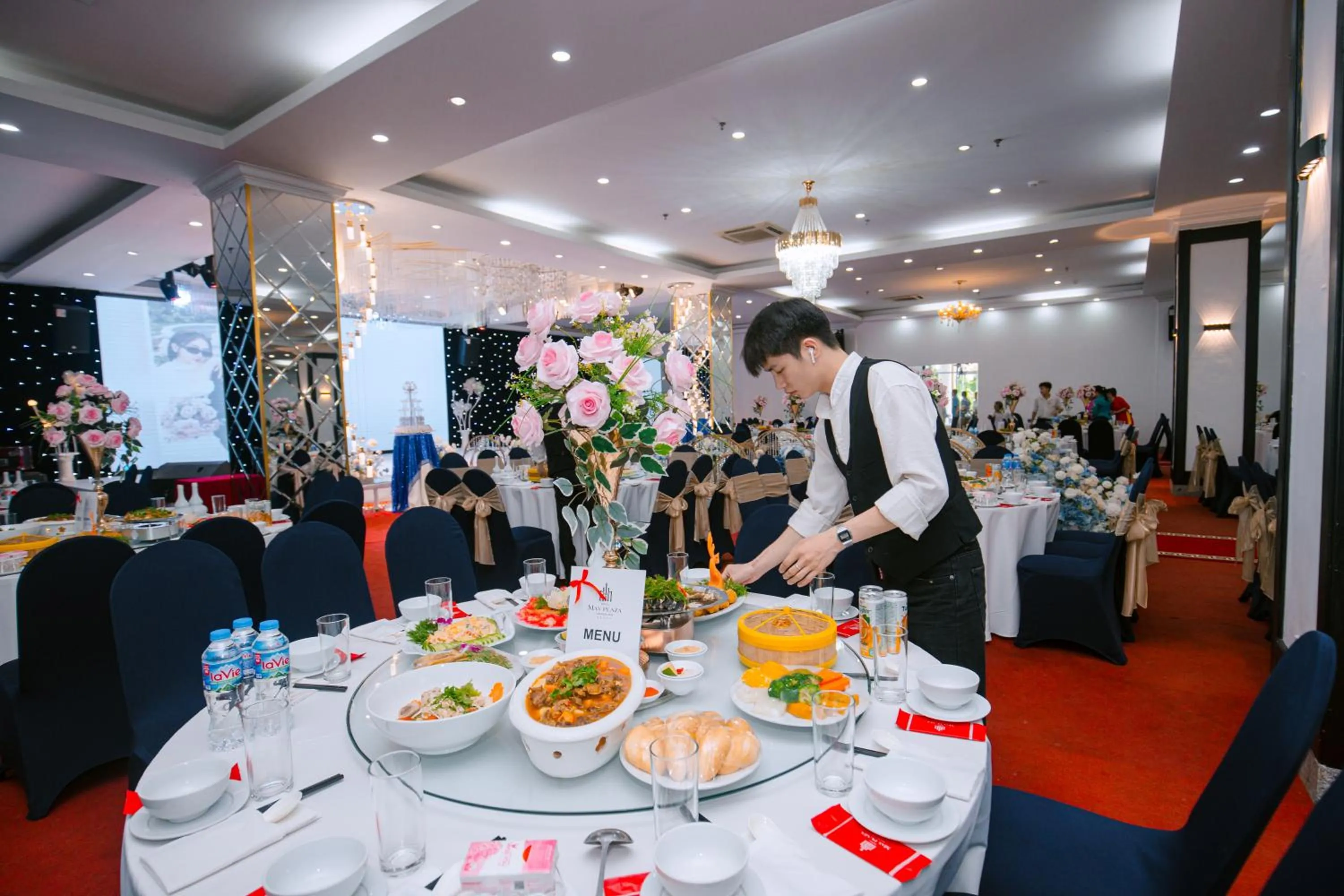 Restaurant/places to eat in MAY PLAZA HOTEL