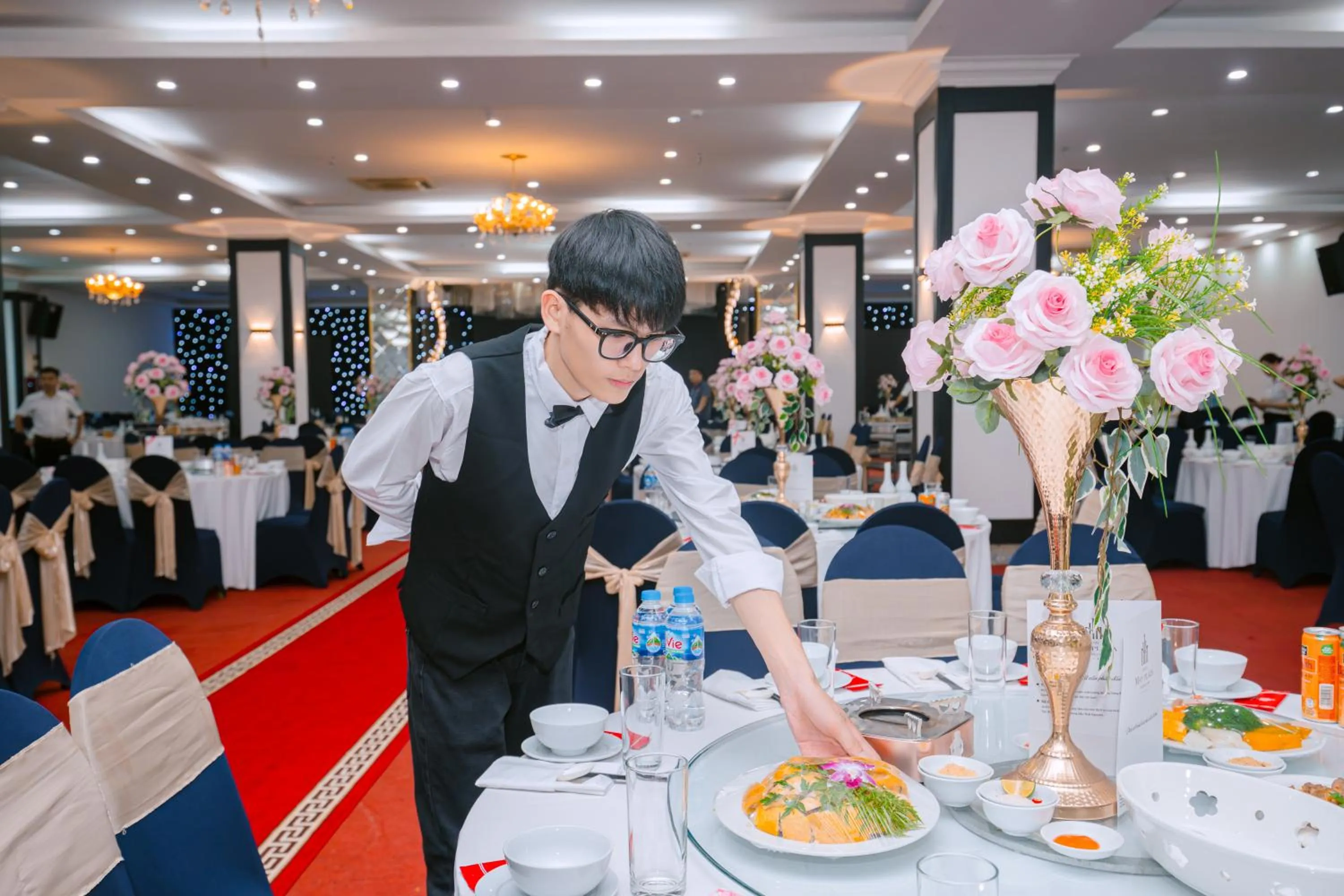 Restaurant/places to eat in MAY PLAZA HOTEL