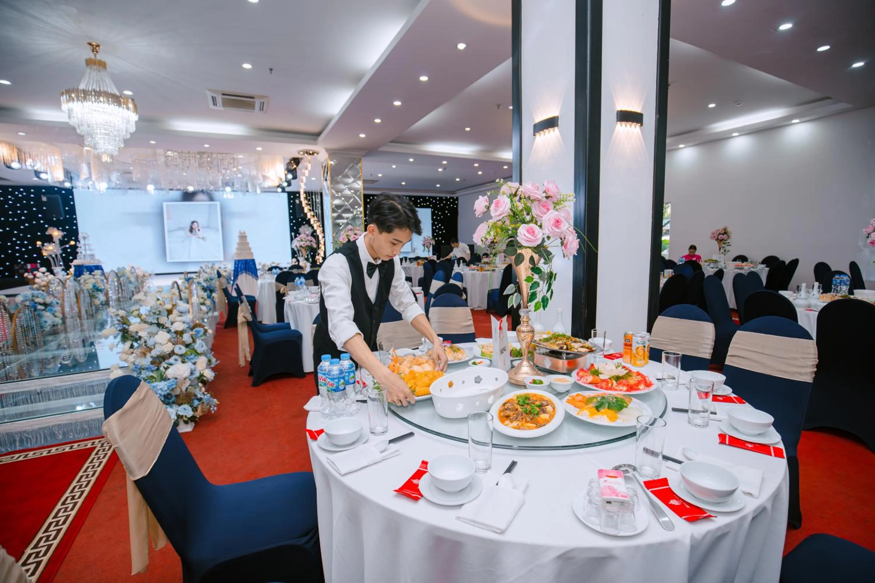 Restaurant/places to eat in MAY PLAZA HOTEL