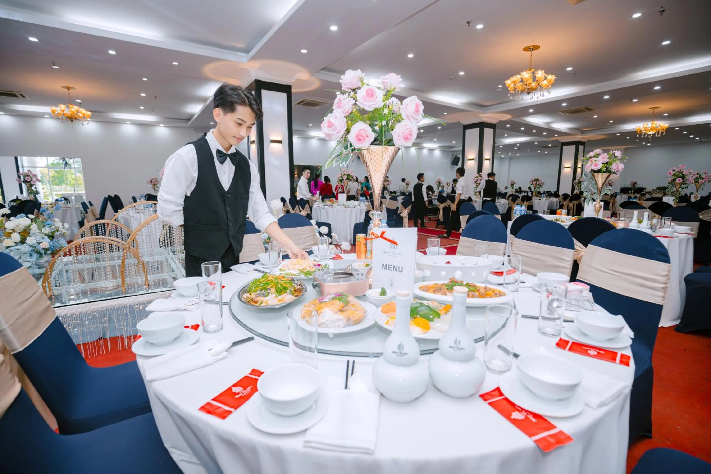 Restaurant/places to eat in MAY PLAZA HOTEL