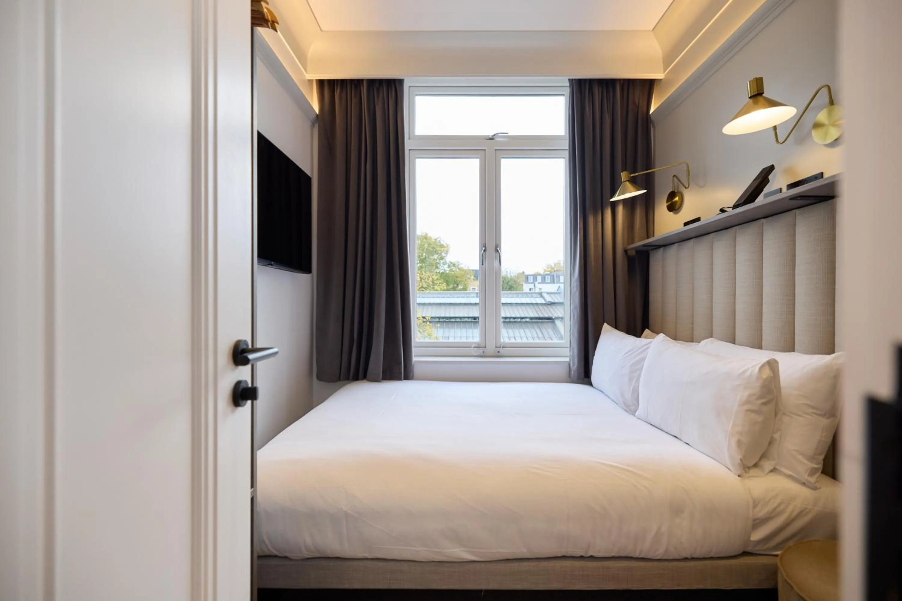 Bedroom, Bed in The Edwin Hotel