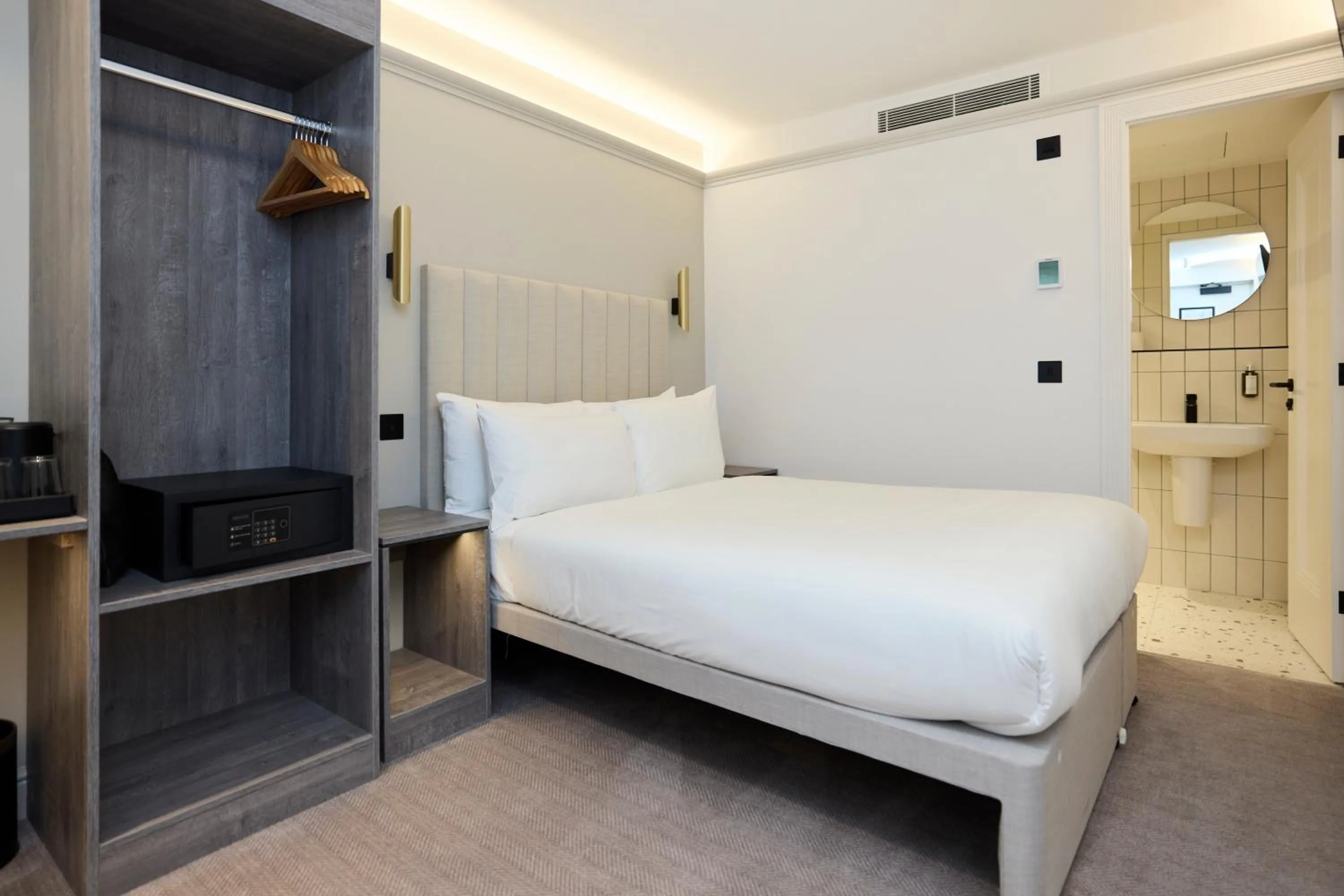 Bedroom, Bed in The Edwin Hotel