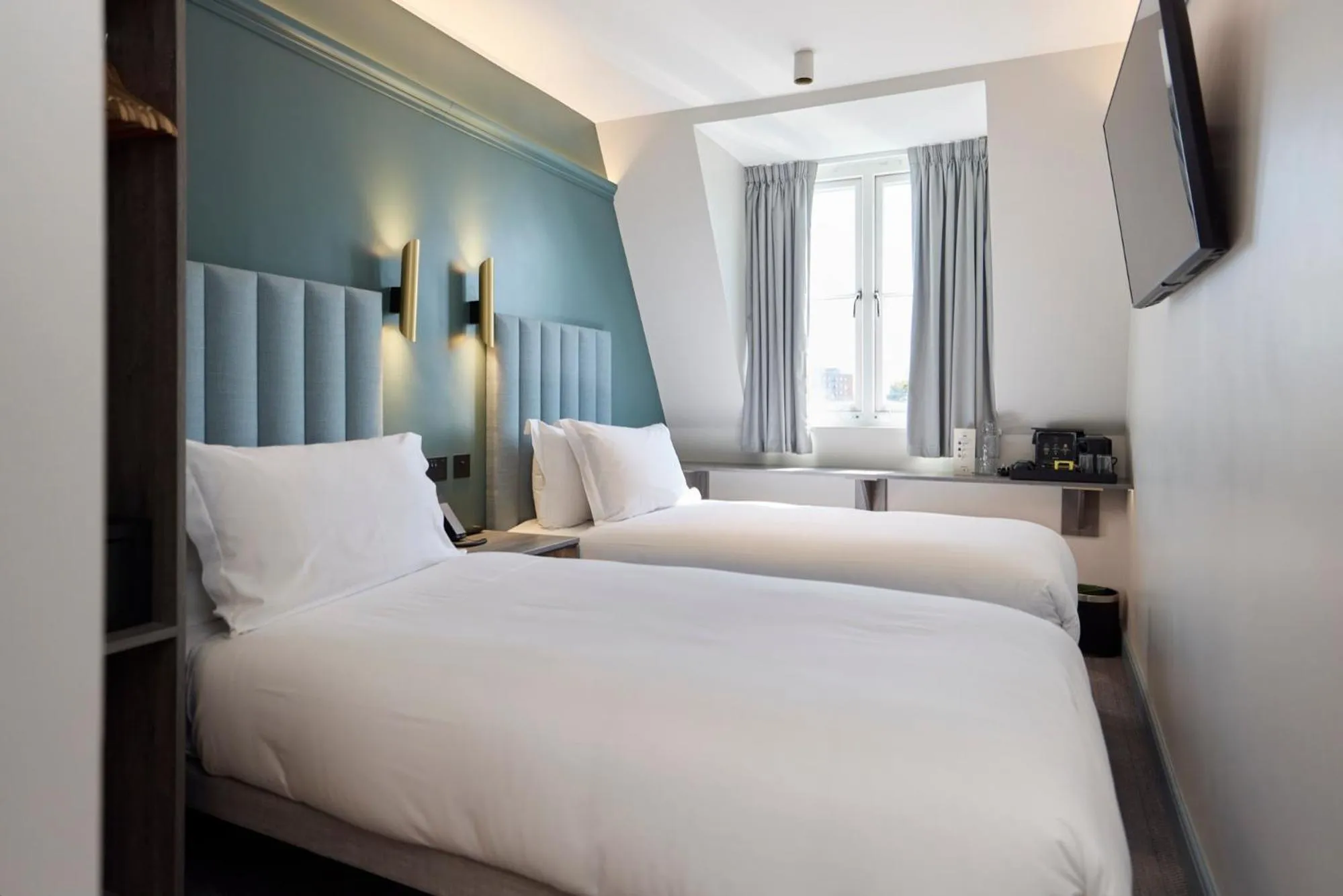 Bed in The Edwin Hotel