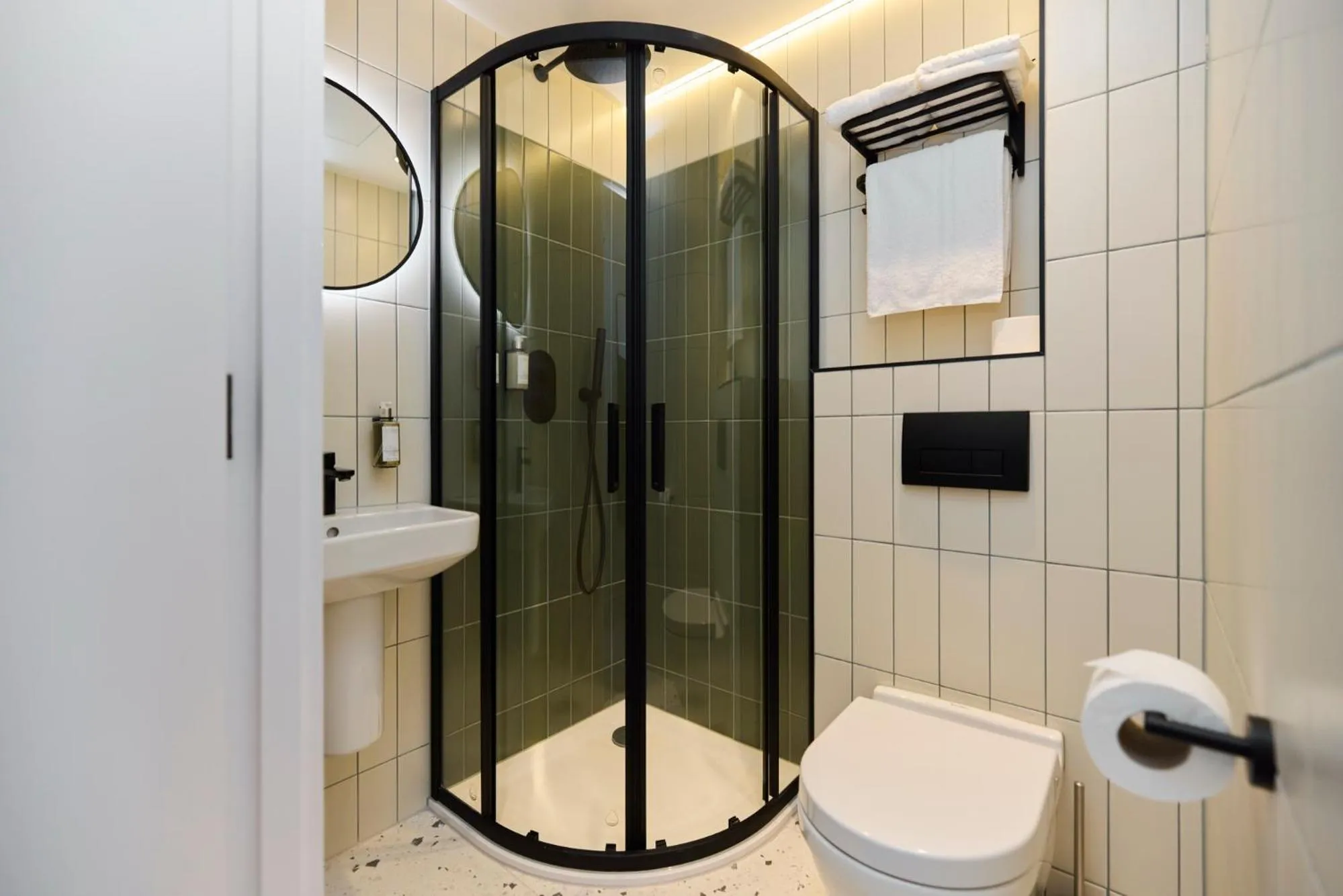 Shower in The Edwin Hotel