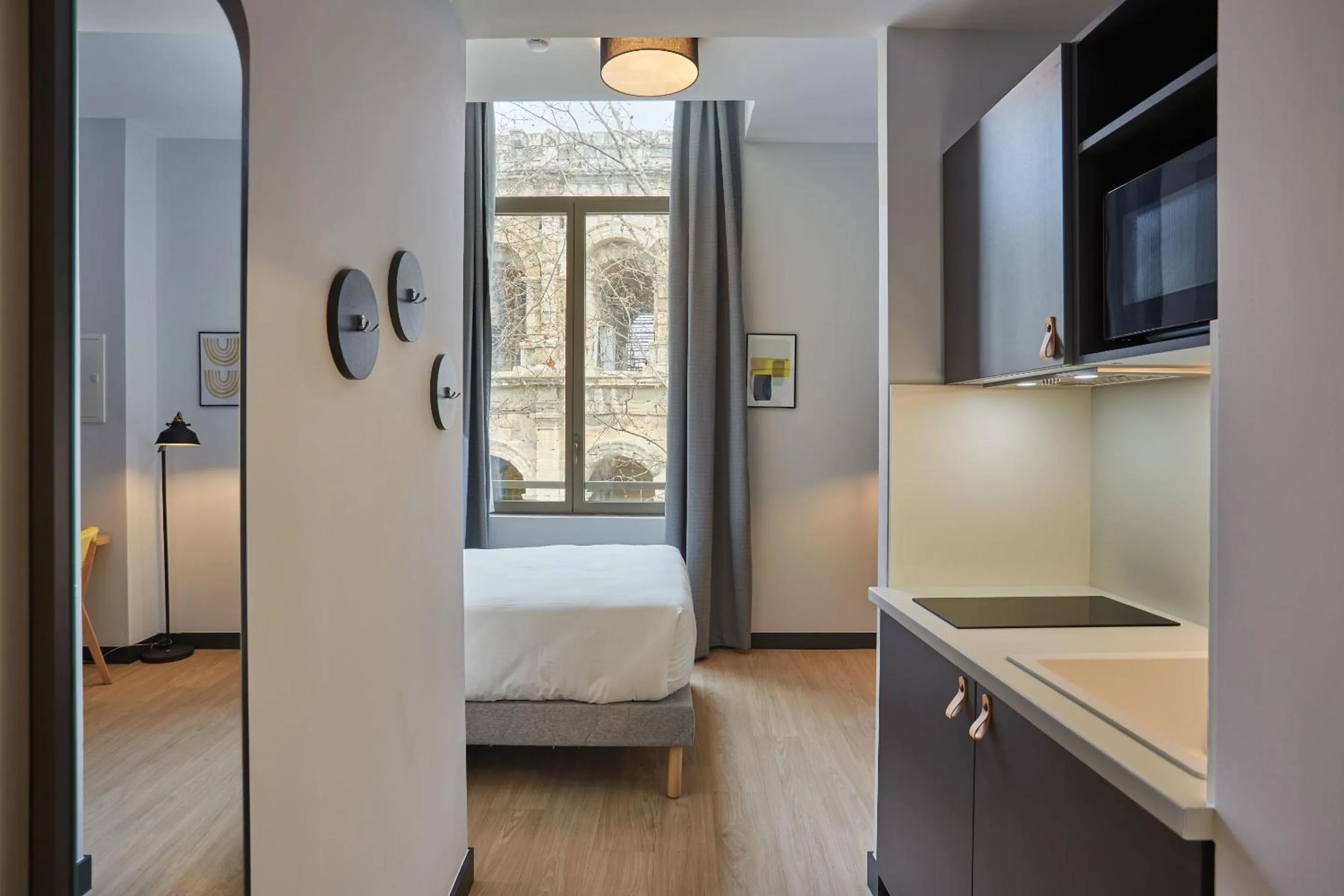 Kitchen or kitchenette, Bed in Appart'hôtel Odalys City - Nîmes Arènes - Palais des Congrès