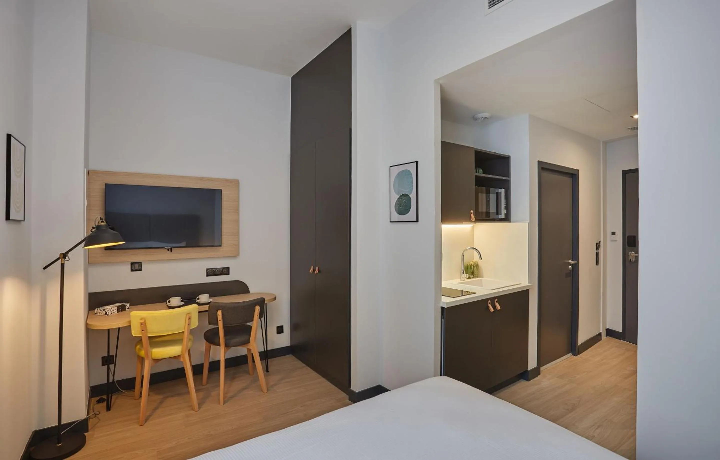 Kitchen or kitchenette, Bed in Appart'hôtel Odalys City - Nîmes Arènes - Palais des Congrès