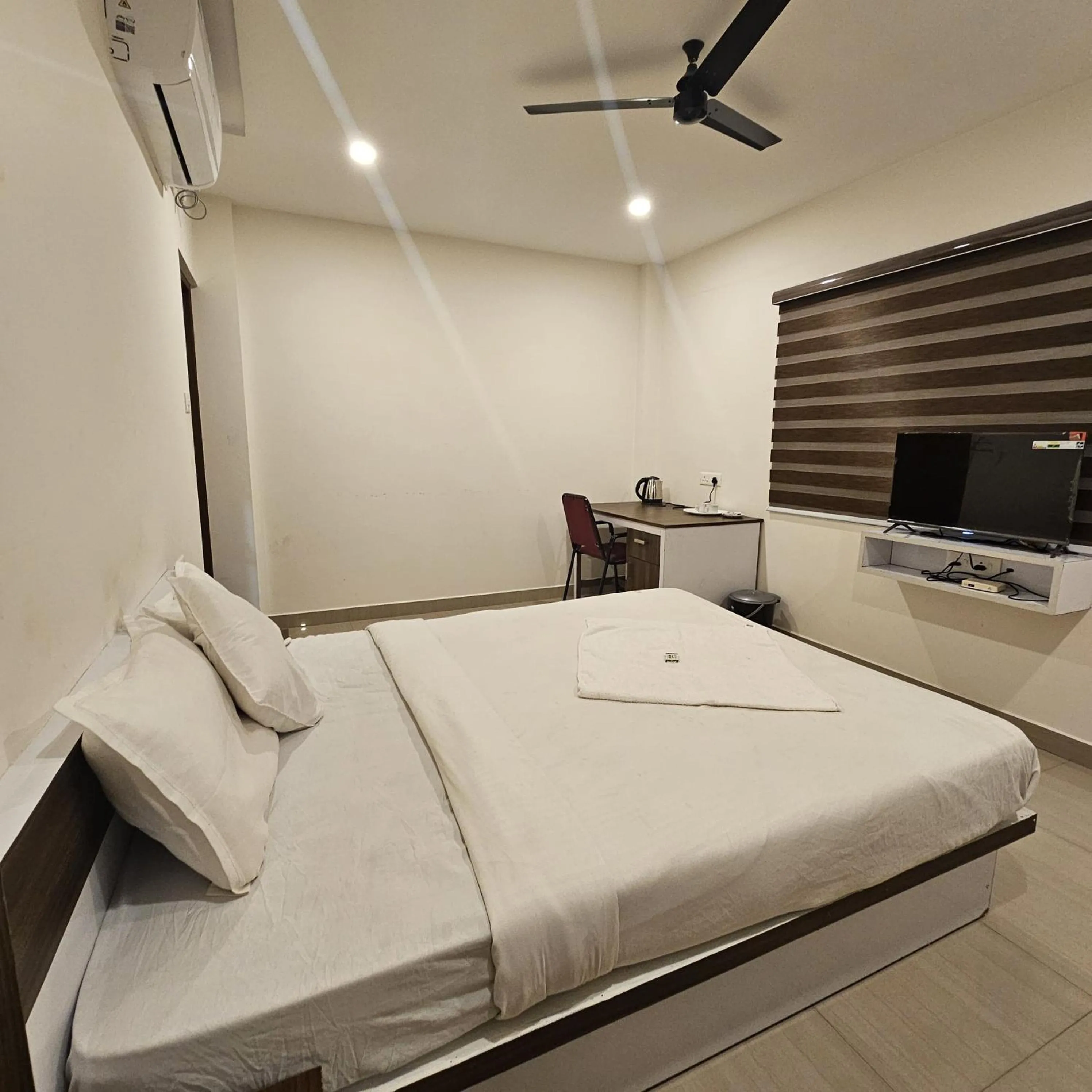 Bed in Heres Haut Residency