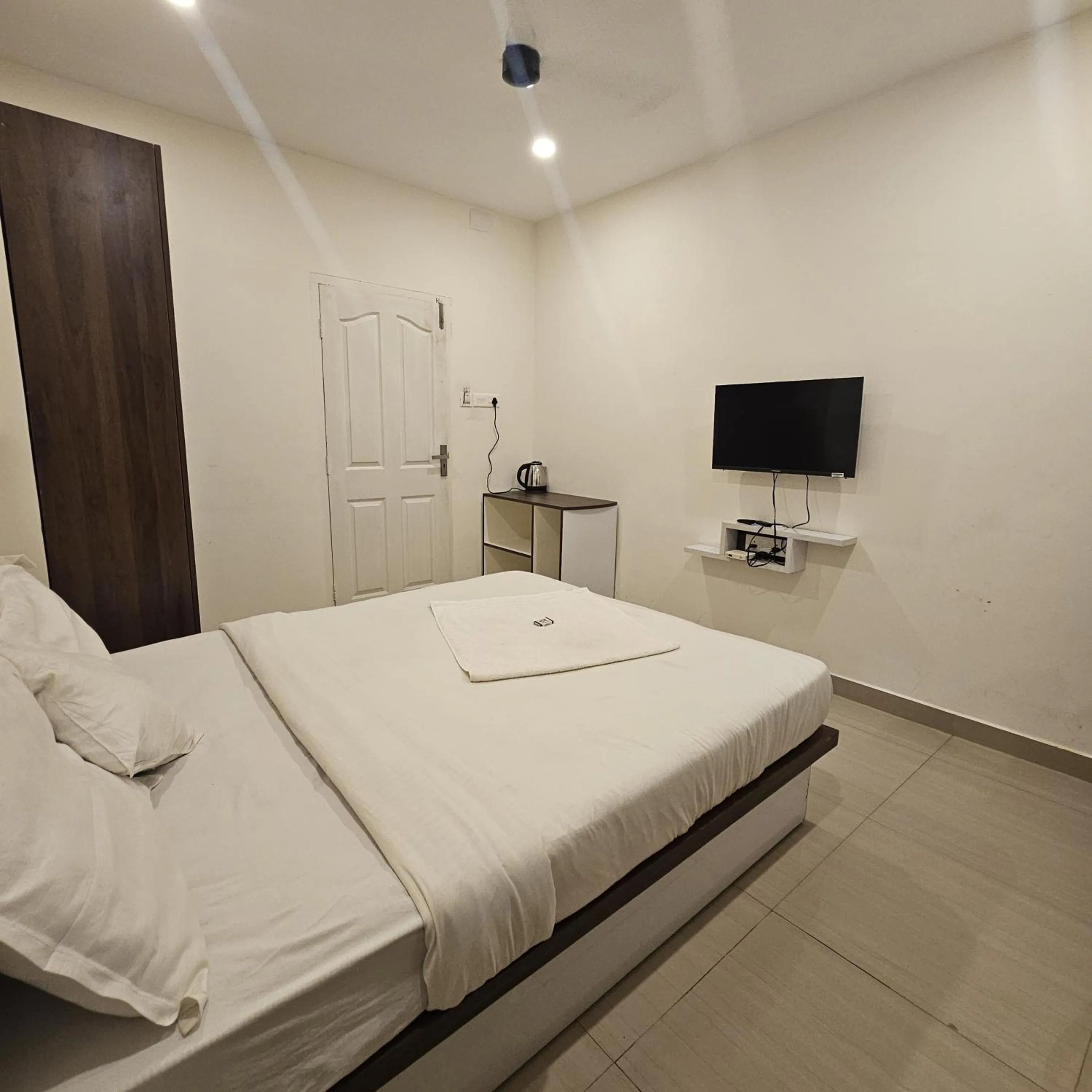 Bed in Heres Haut Residency