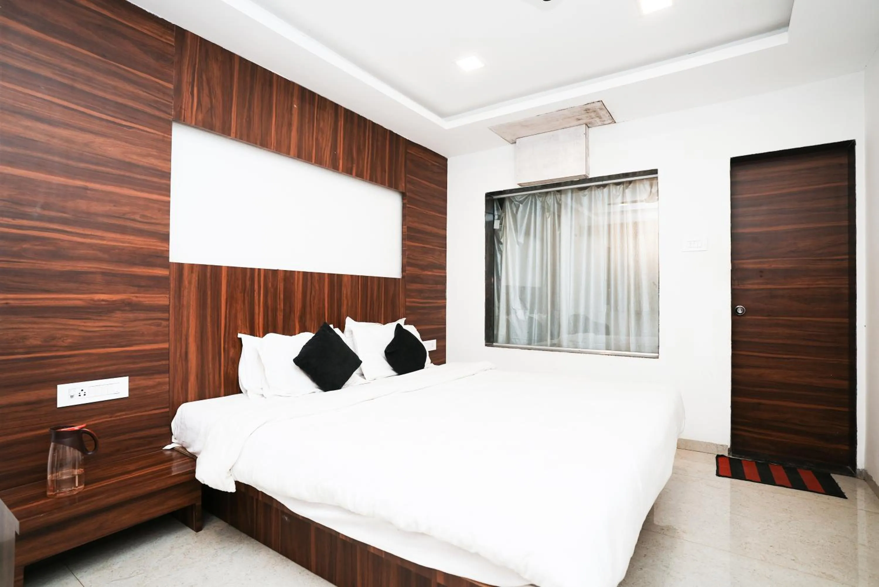 Bed in Hotel Sai Executive Near Holy Cross Church Mahabaleshwar