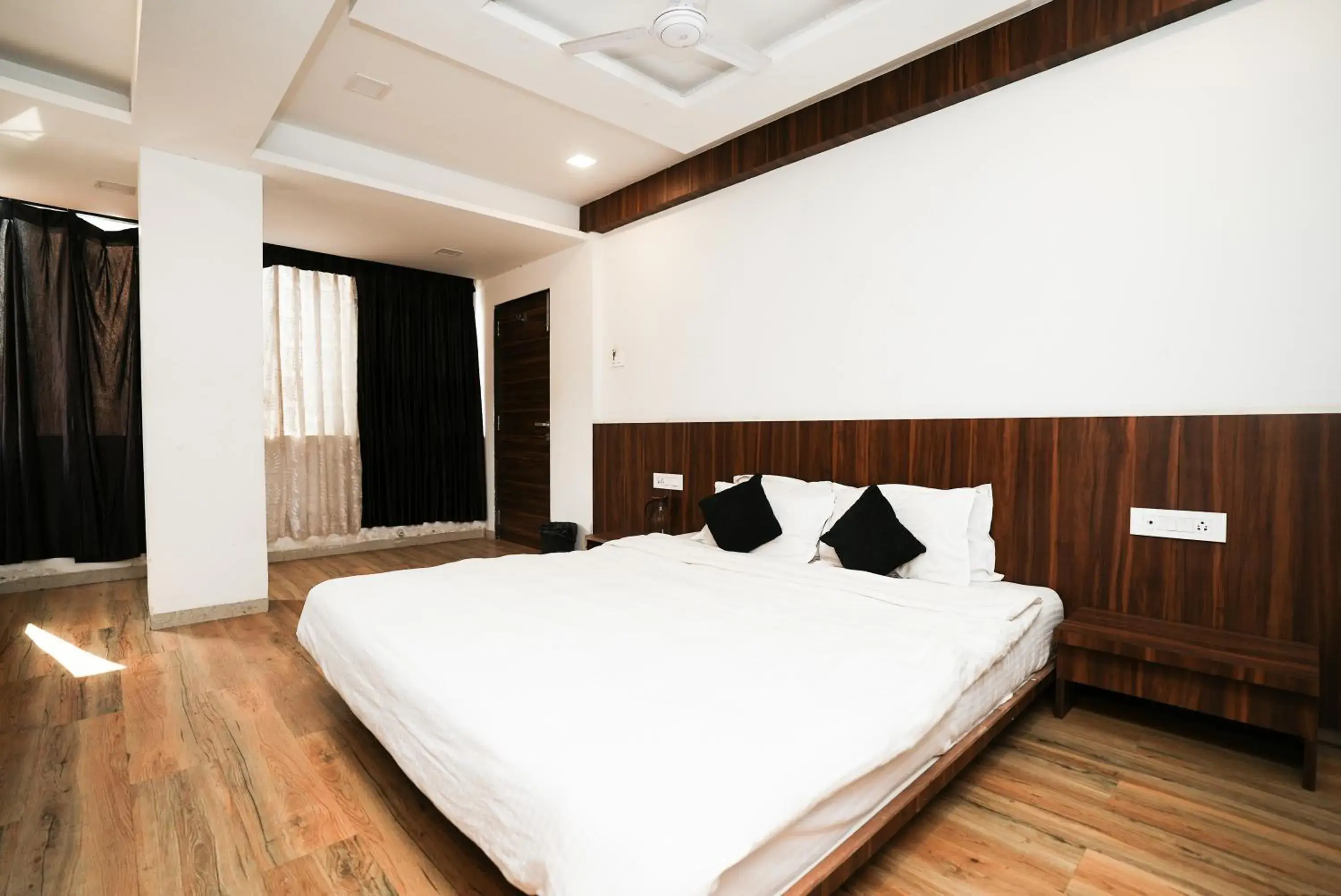 Deluxe Queen Room in Hotel Sai Executive Near Holy Cross Church Mahabaleshwar Deluxe Queen Room in Hotel Sai Executive Near Holy Cross Church Mahabaleshwar