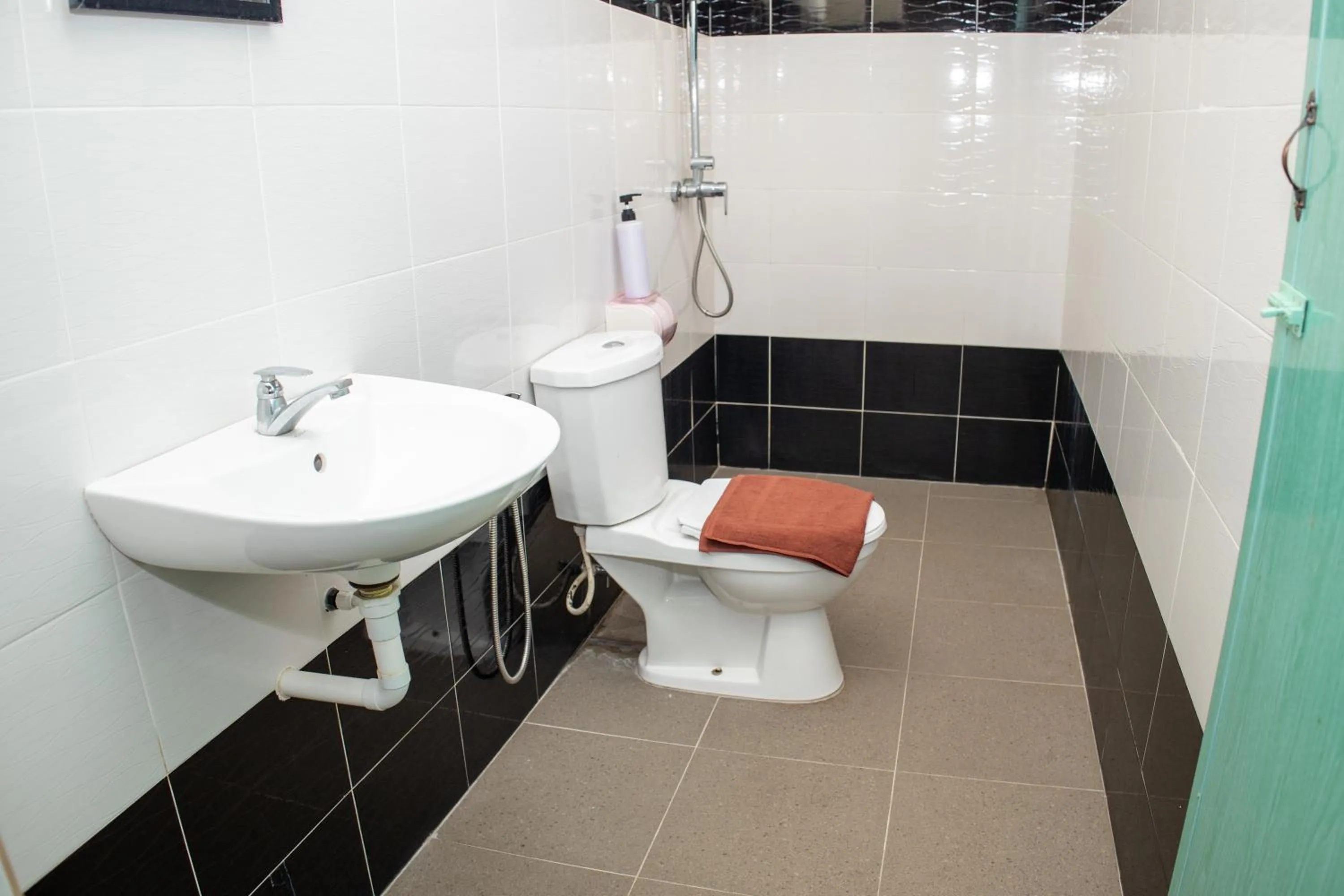 Shower in Sweet Inn Guest House