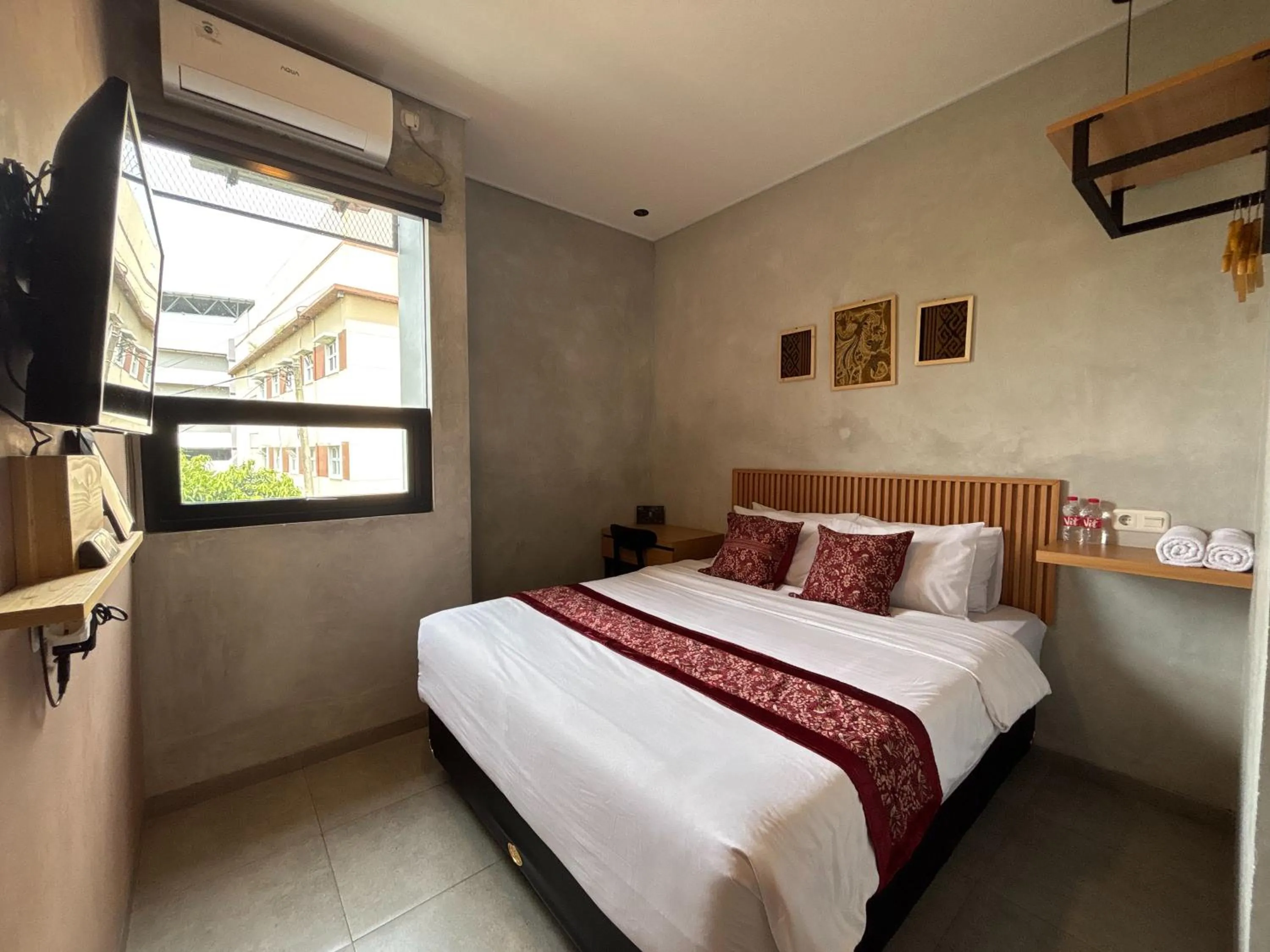 Bed in The Cluster Harris