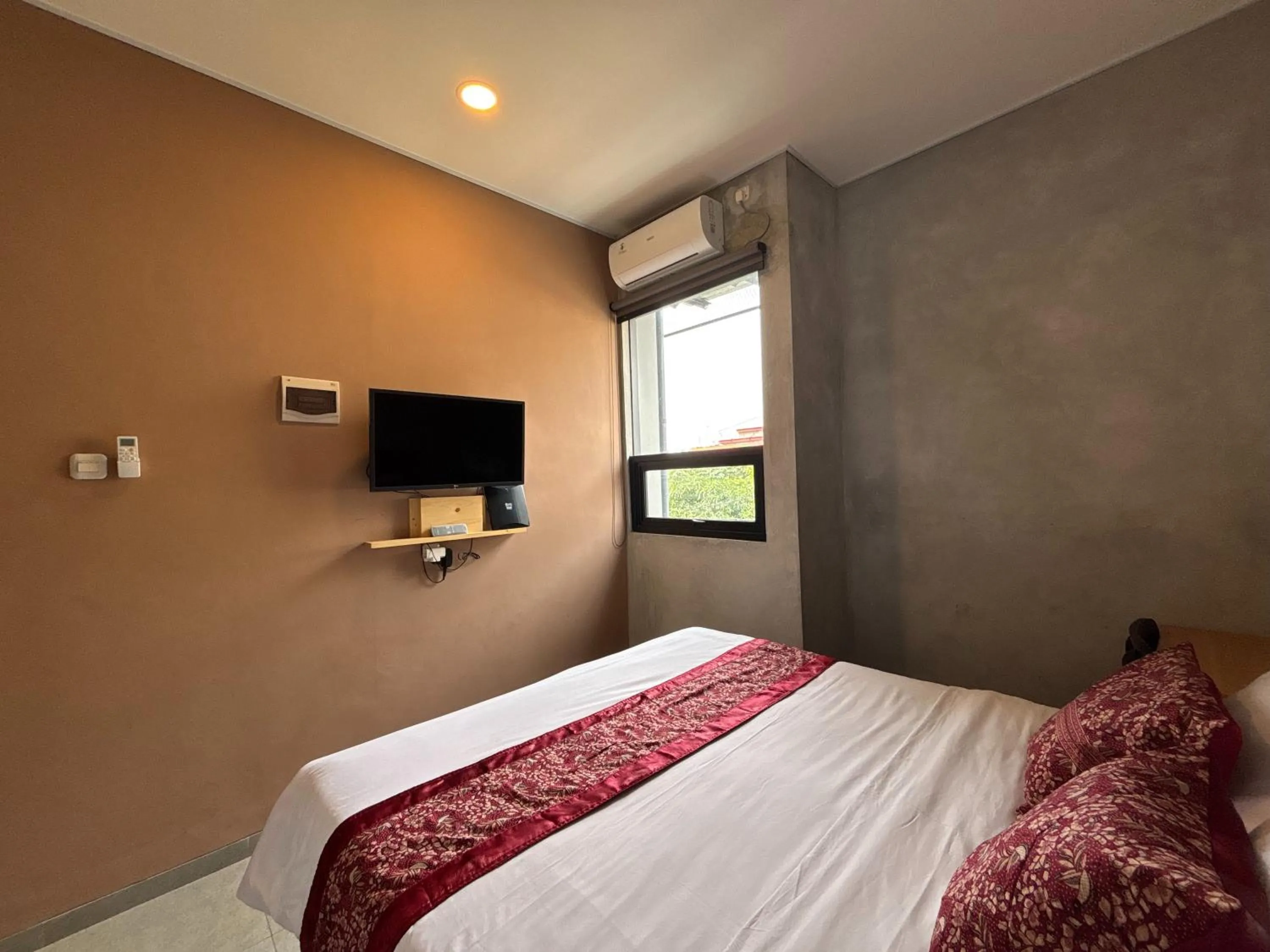 Bed in The Cluster Harris