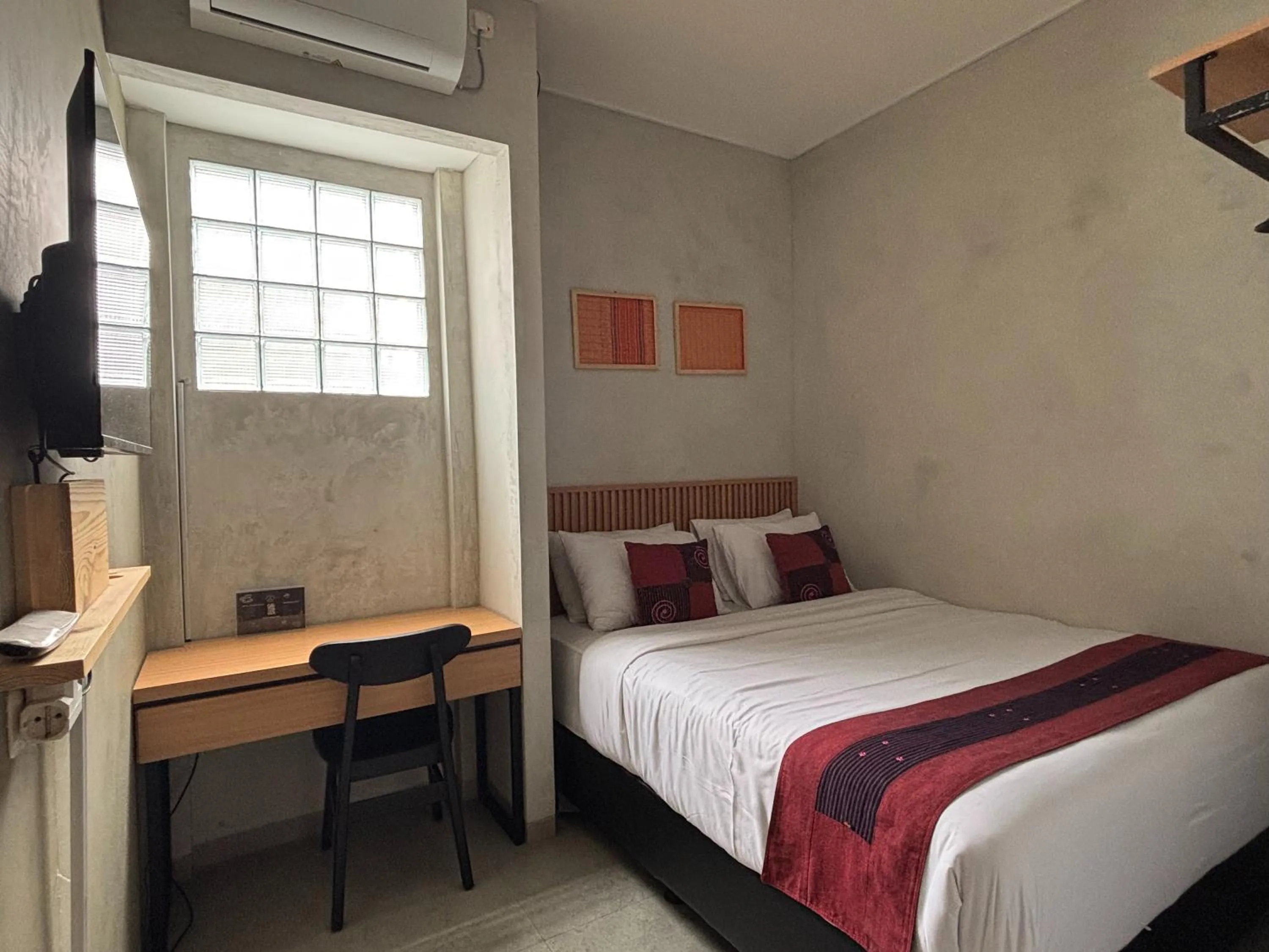 Bed in The Cluster Harris