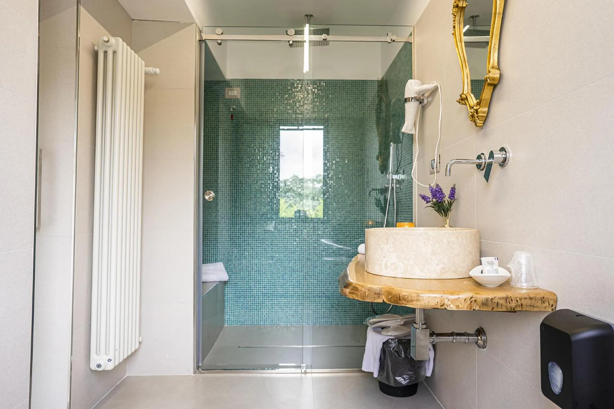 Shower in Hotel Tiro a Volo