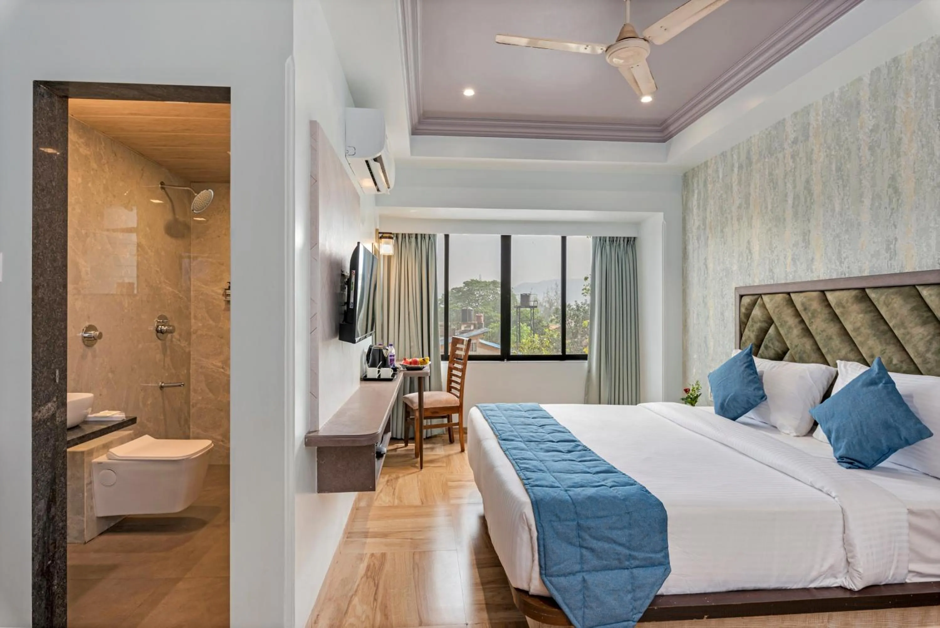 Bathroom, Bed in Emerald Retreat