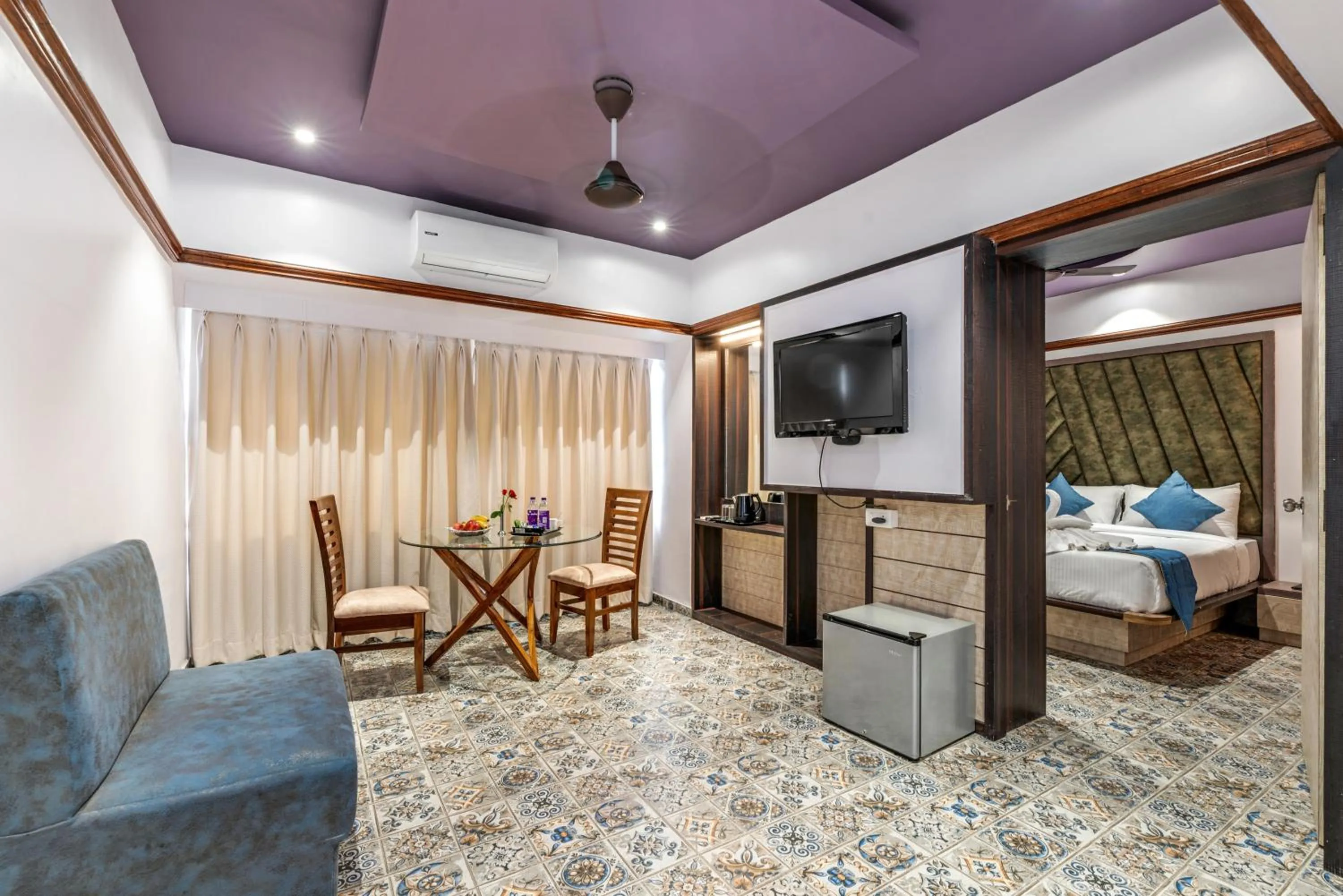 Living room, Bed in Emerald Retreat