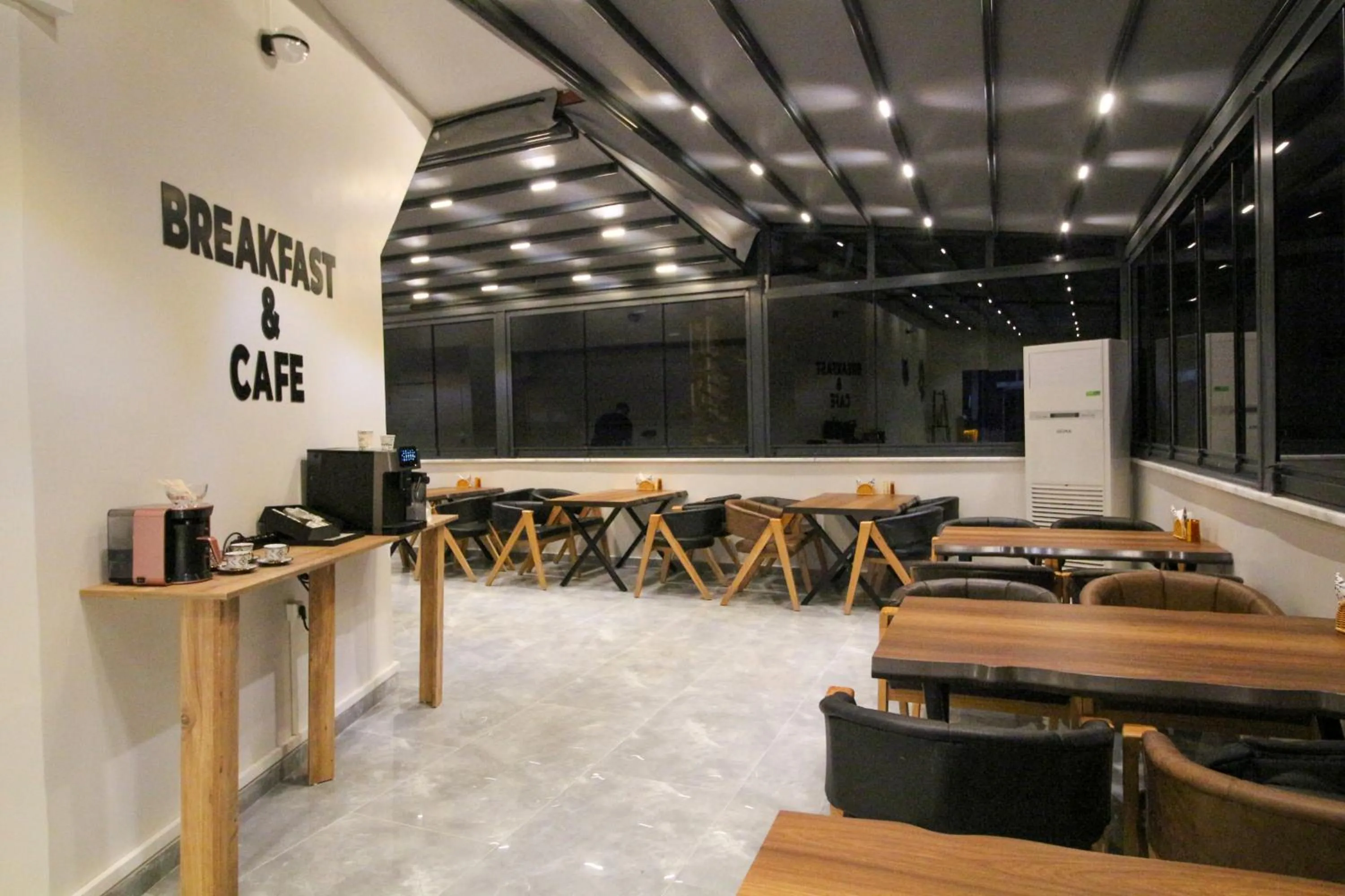 Restaurant/places to eat in Kaya Hotel SAW