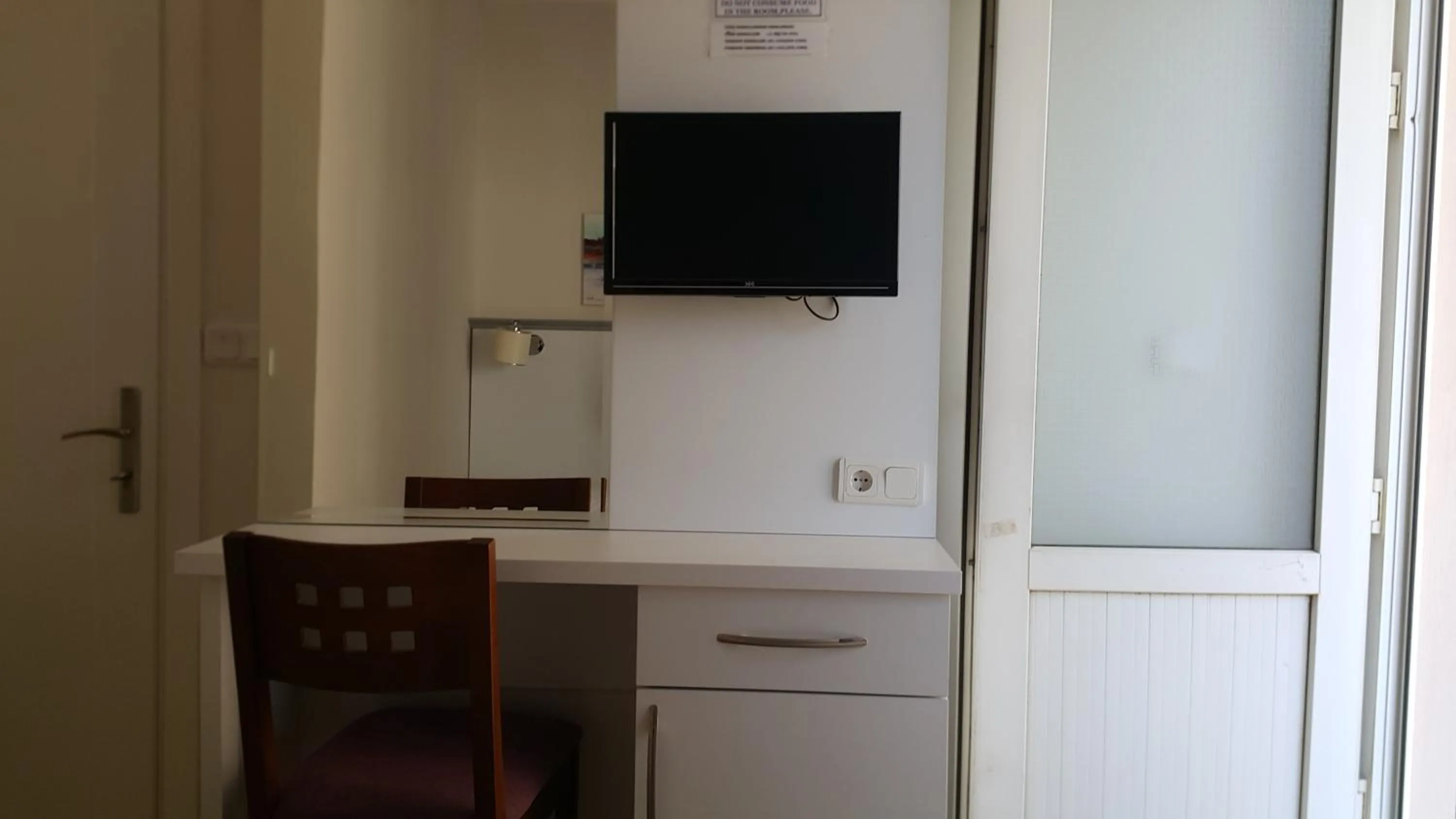 TV and multimedia in Cicek Hotel & Apartments