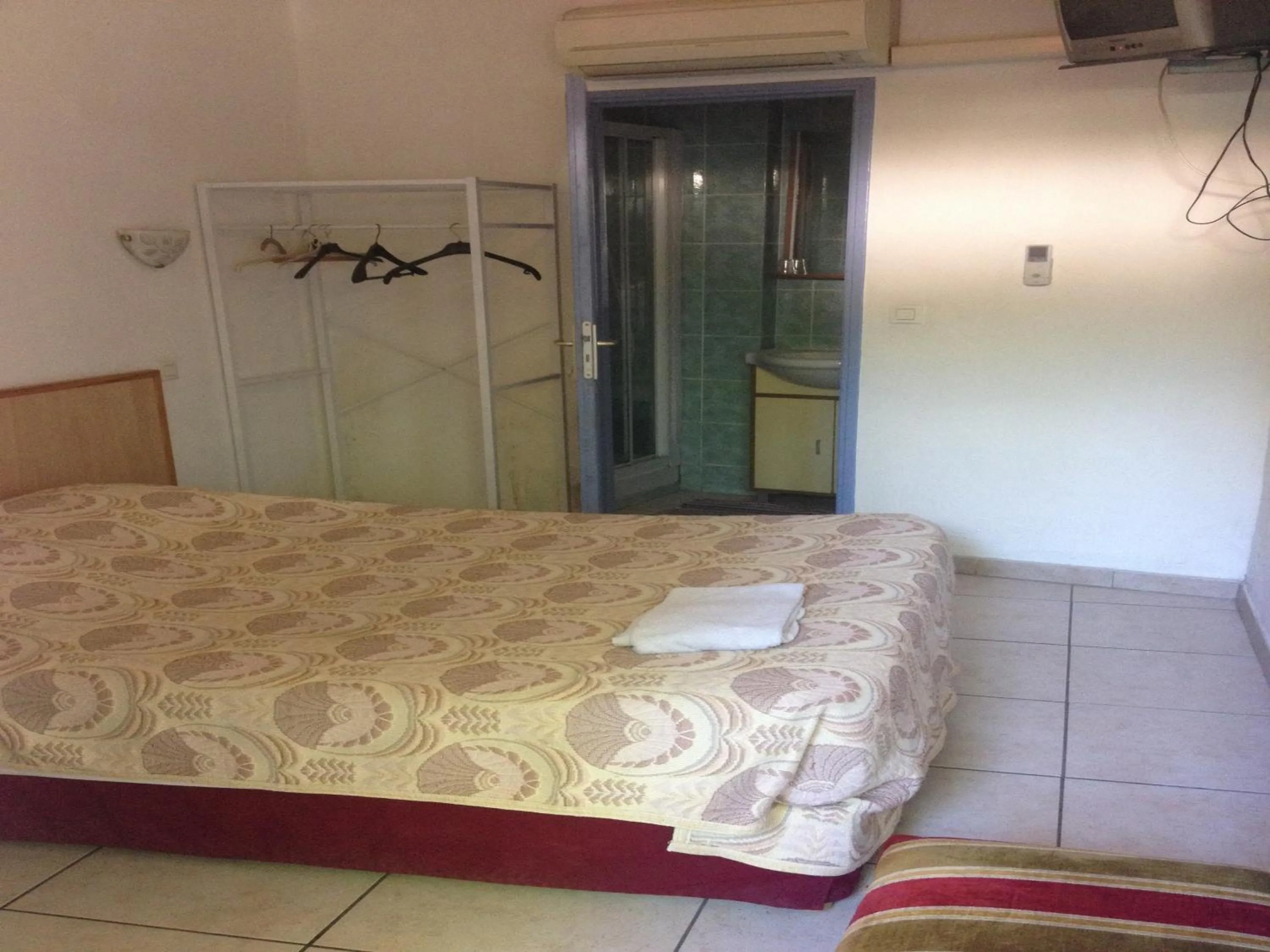 Bathroom, Bed in Hostellerie du loup