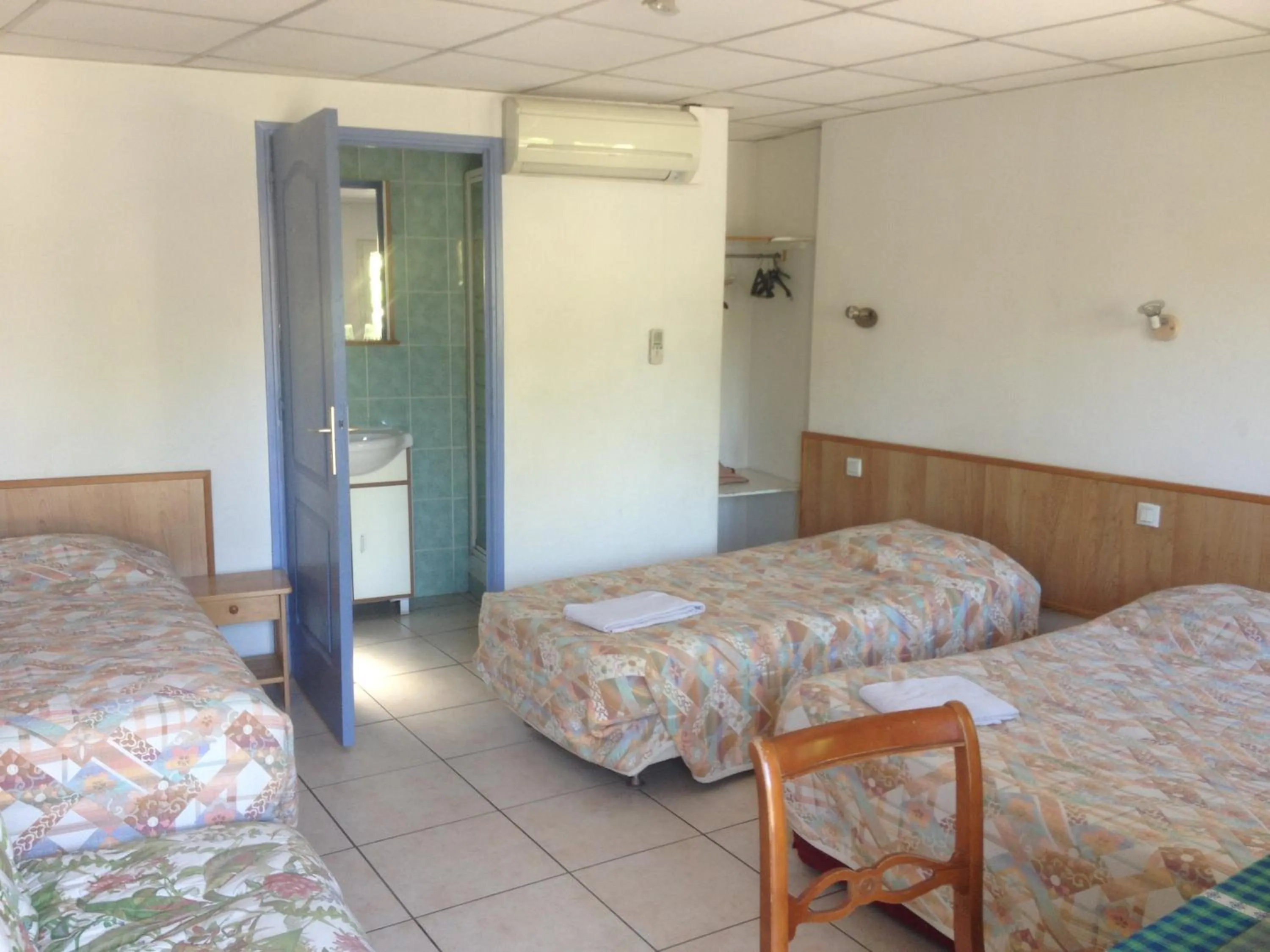 Bathroom, Bed in Hostellerie du loup