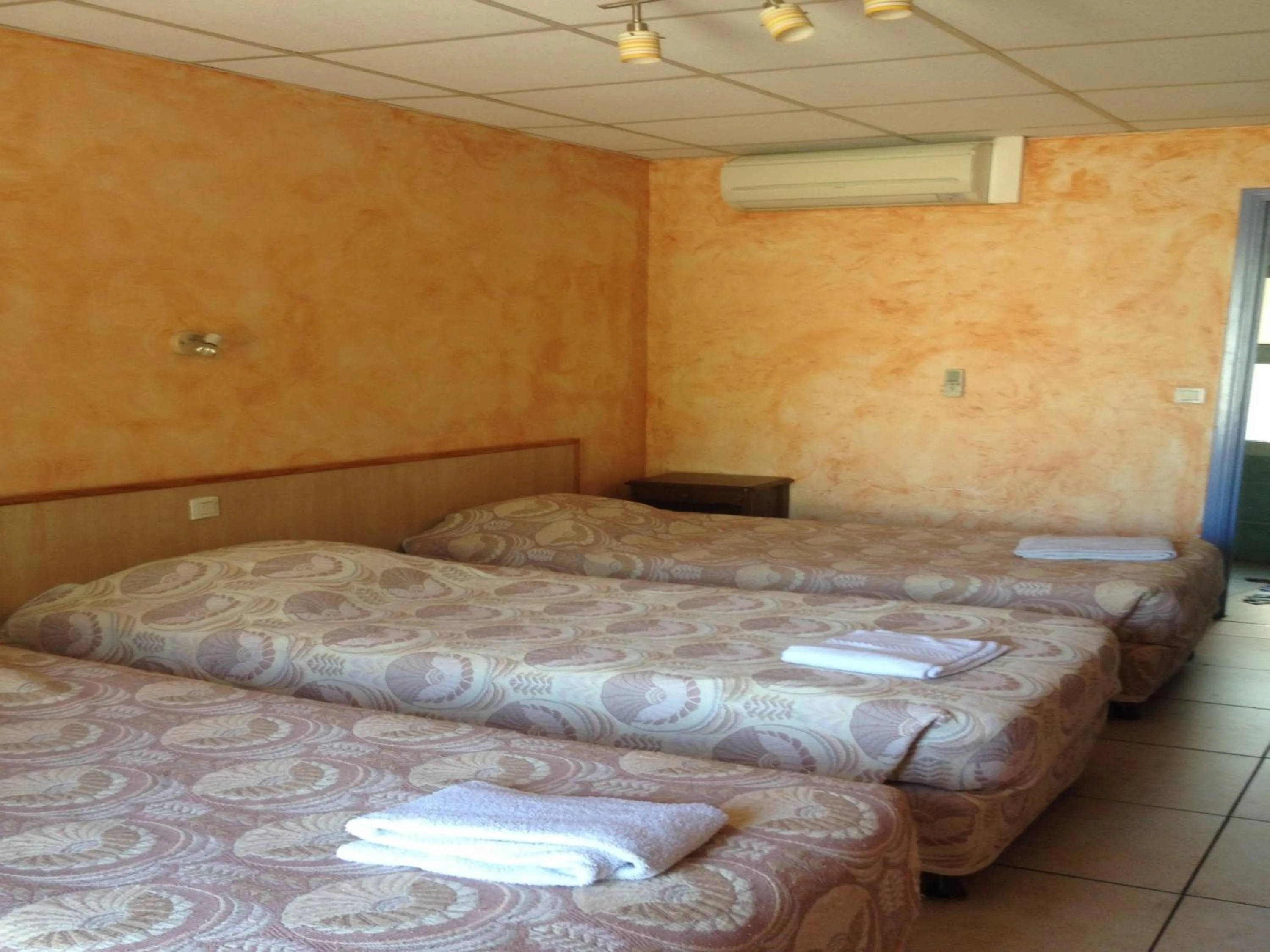 Bedroom, Bed in Hostellerie du loup
