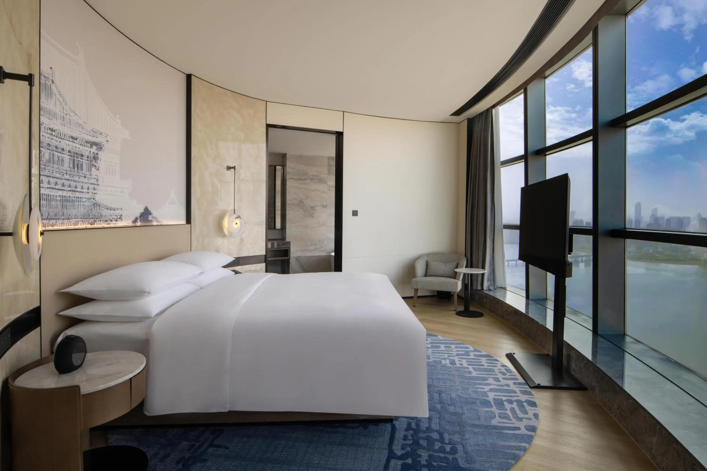 Photo of the whole room, Bed in Wuhan Marriott Hotel Wuchang