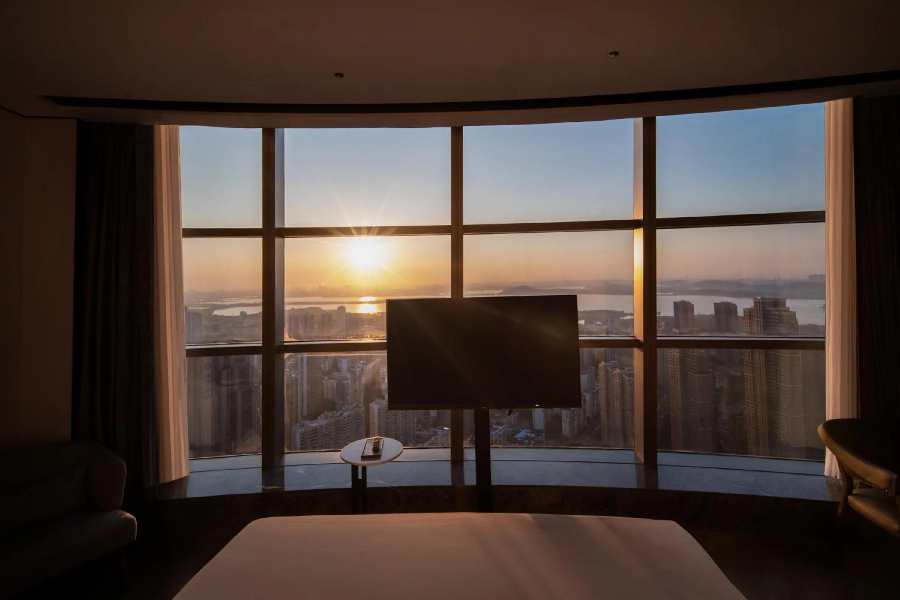 Lake view, Bed in Wuhan Marriott Hotel Wuchang