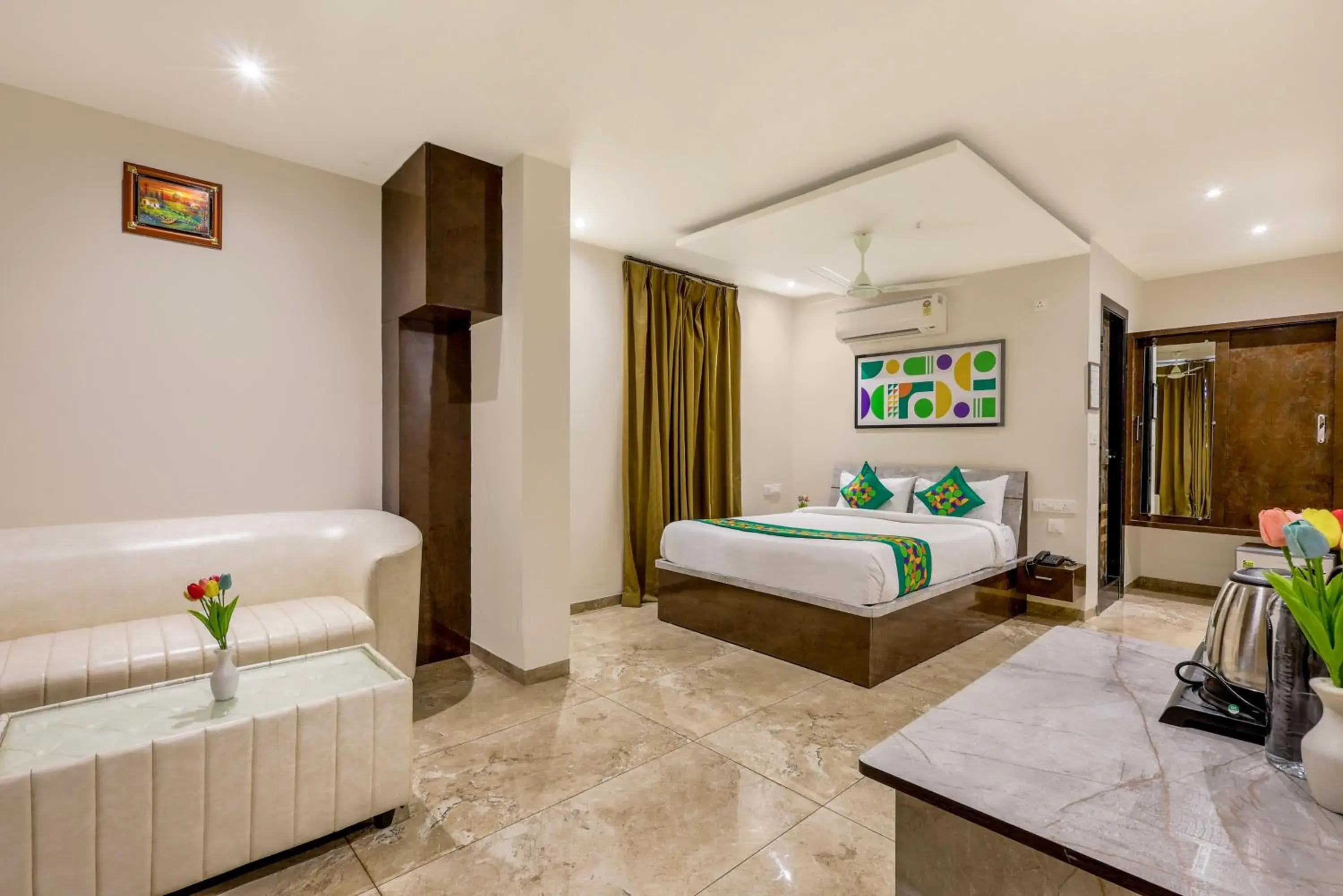 Treebo Iraa, 5 Minutes From Railway Station Treebo Iraa, 5 Minutes From Railway Station