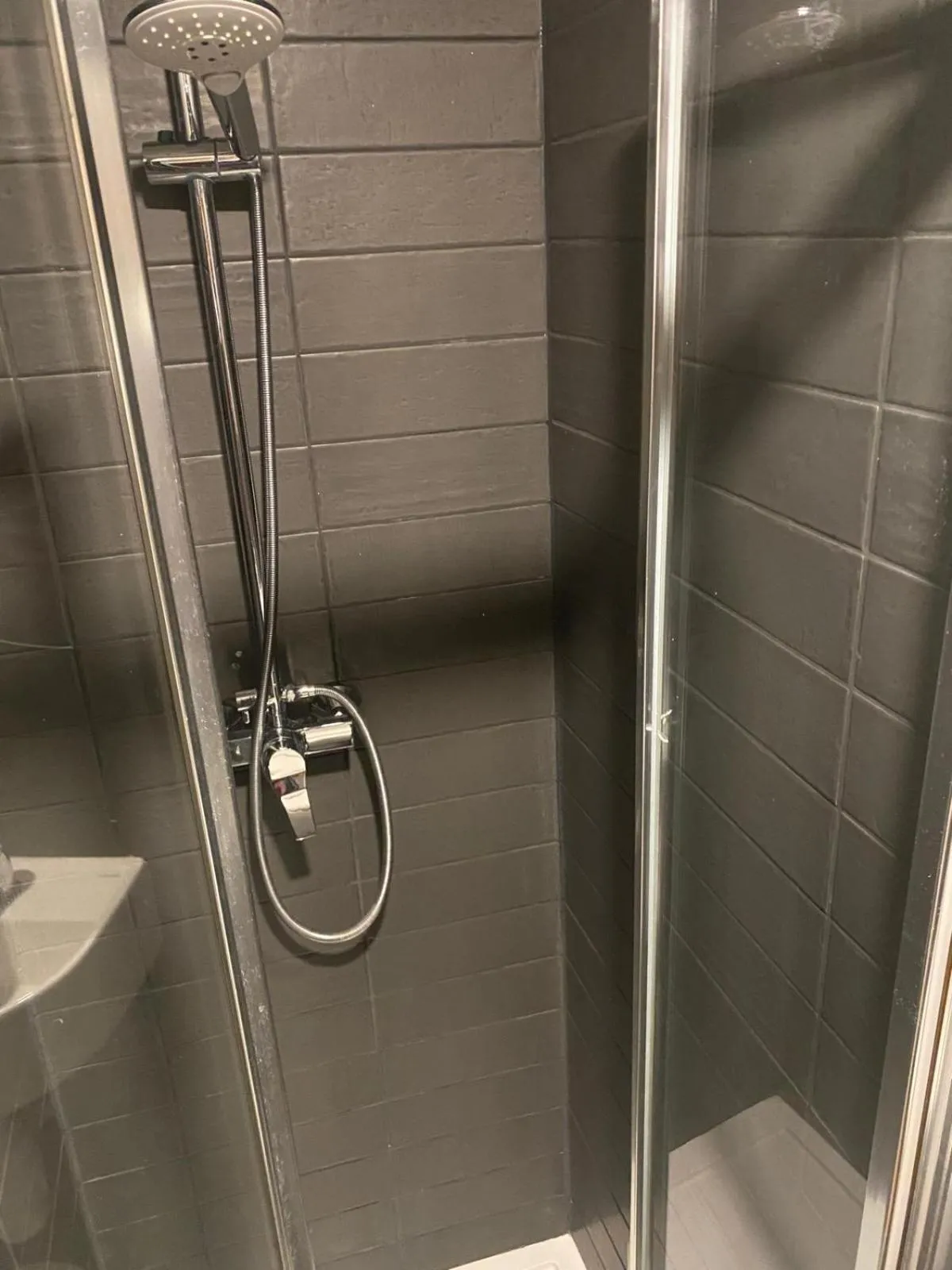 Shower in Exhibition Court Hotel 4