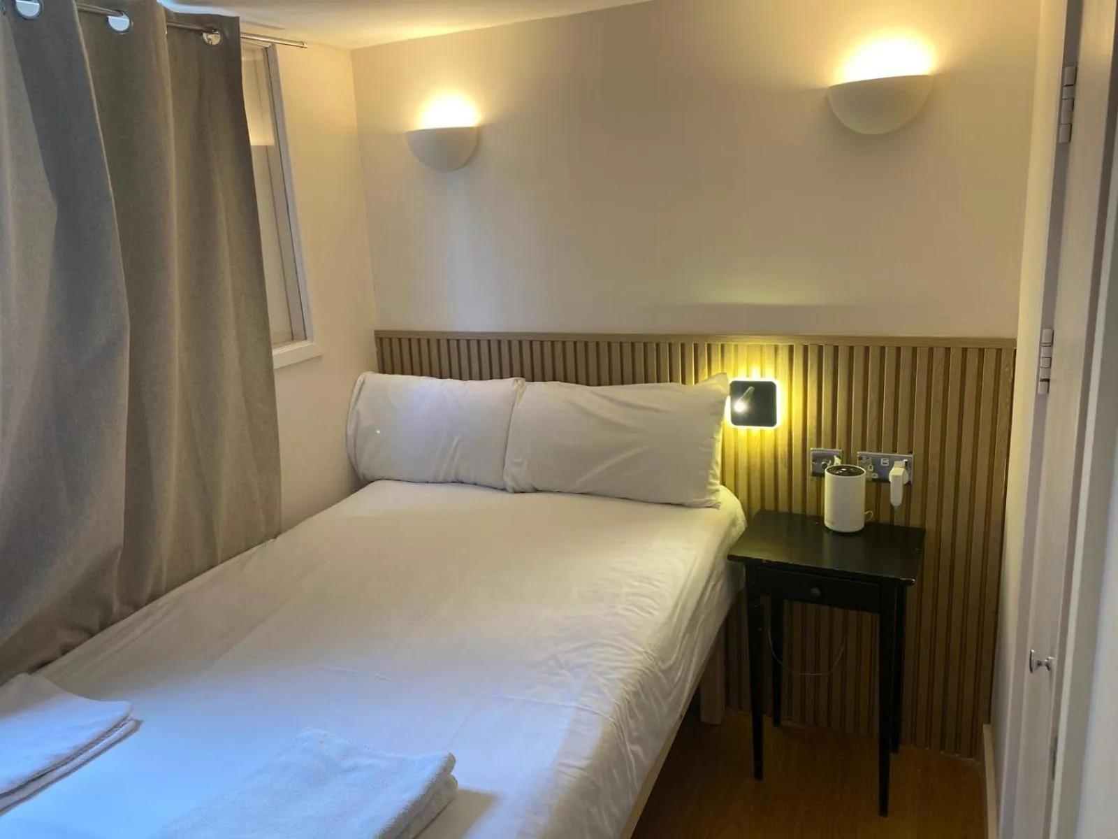 Bedroom, Bed in Exhibition Court Hotel 4