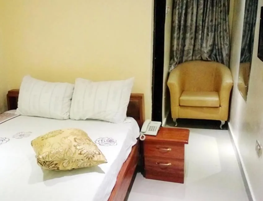 Bed in BEN AUTO Hotel