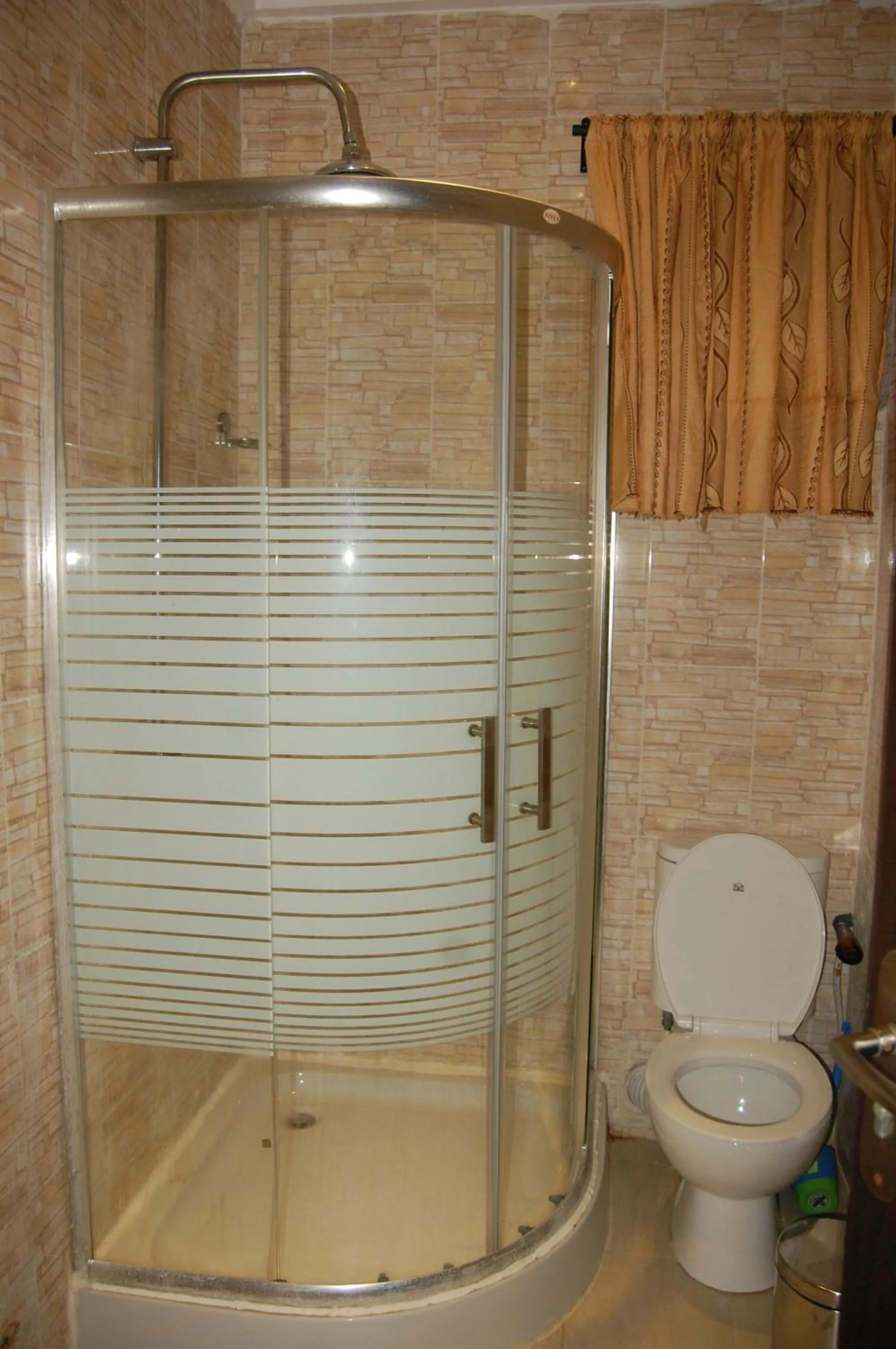 Shower in BEN AUTO Hotel