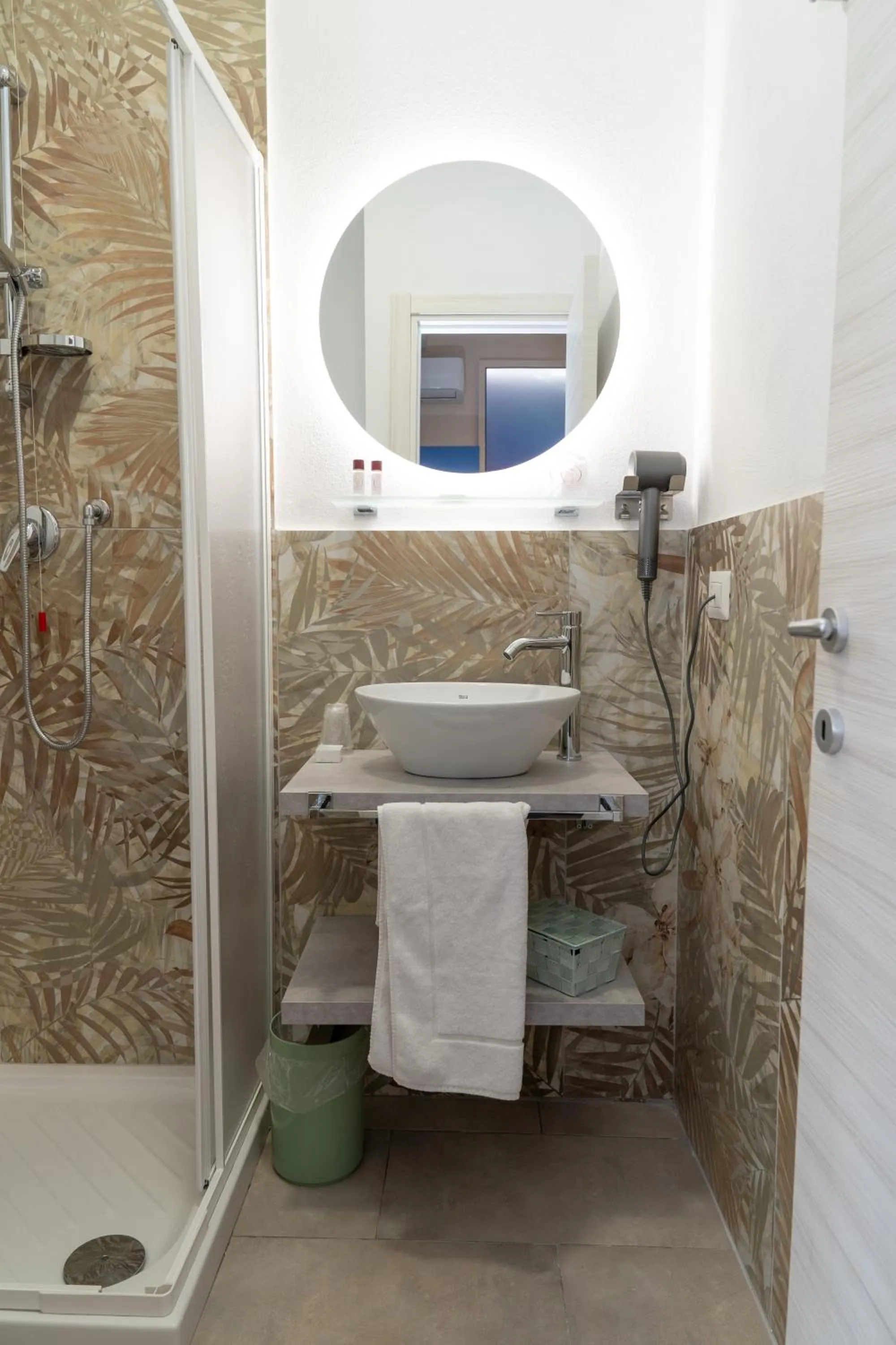 Shower in THE SUN HOTEL BOUTIQUE NAPOLI