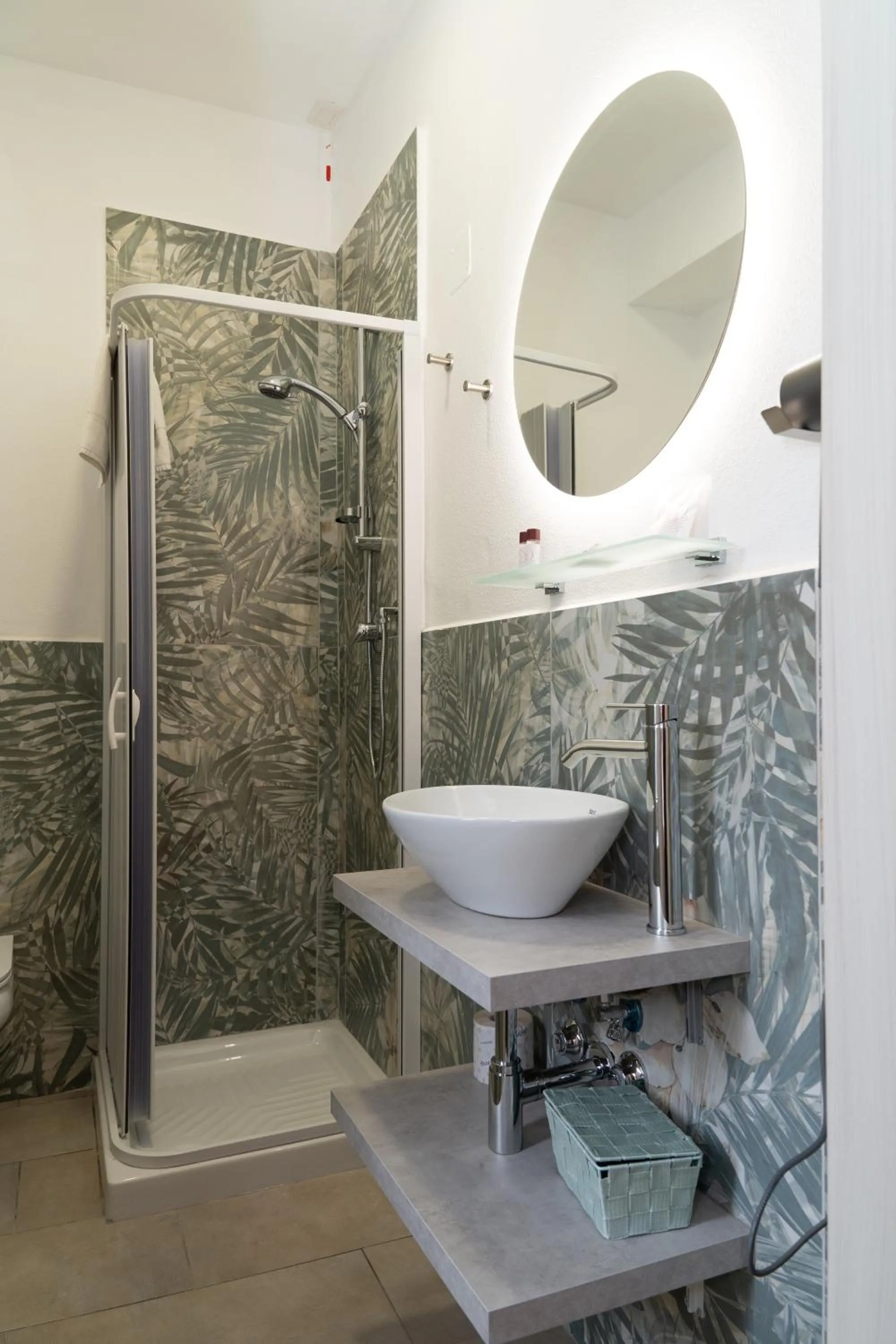 Shower in THE SUN HOTEL BOUTIQUE NAPOLI