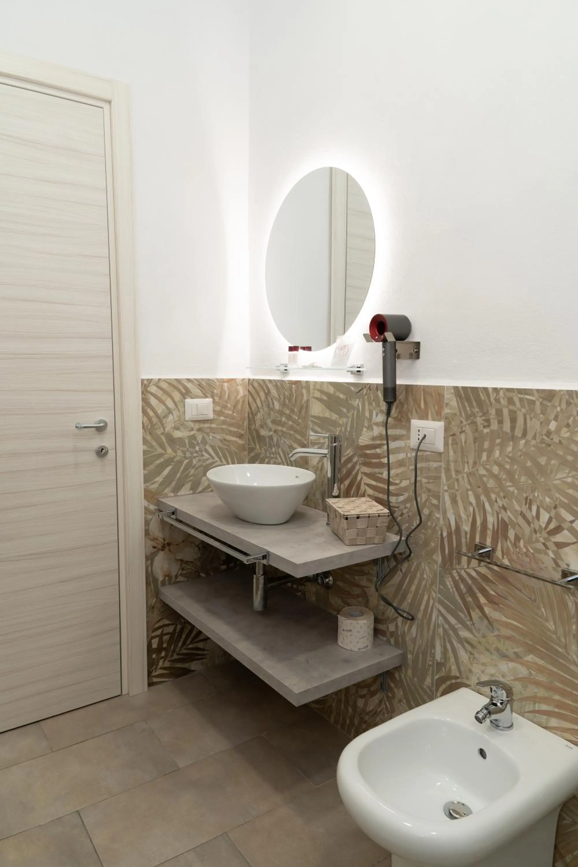 Toilet in THE SUN HOTEL BOUTIQUE NAPOLI