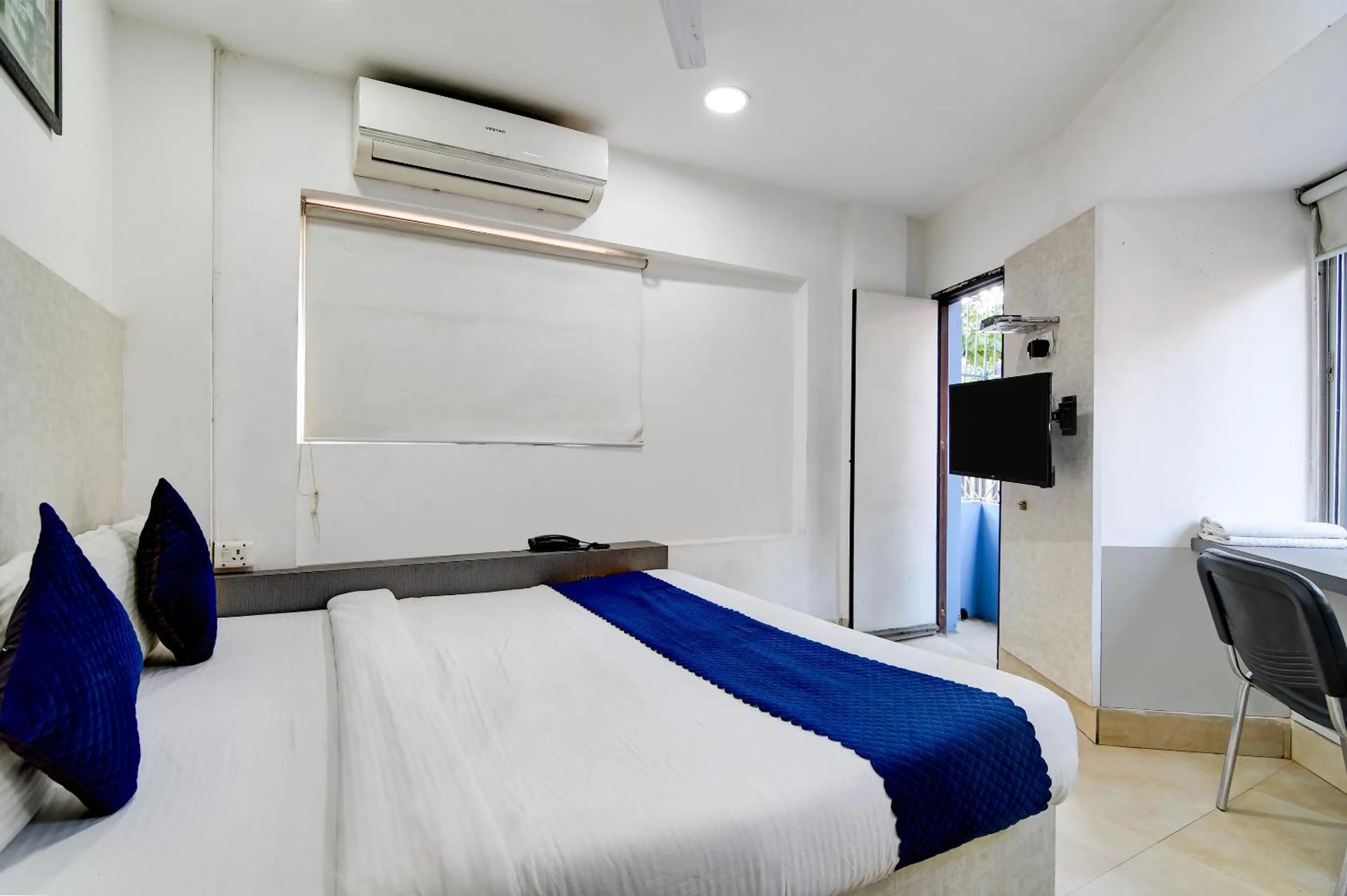 Photo of the whole room, Bed in Hotel Q Inn