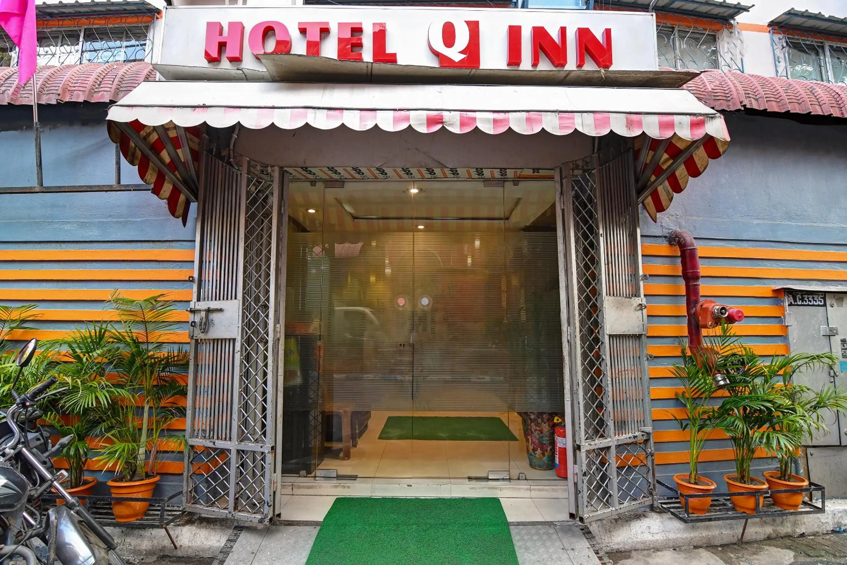 Facade/entrance in Hotel Q Inn