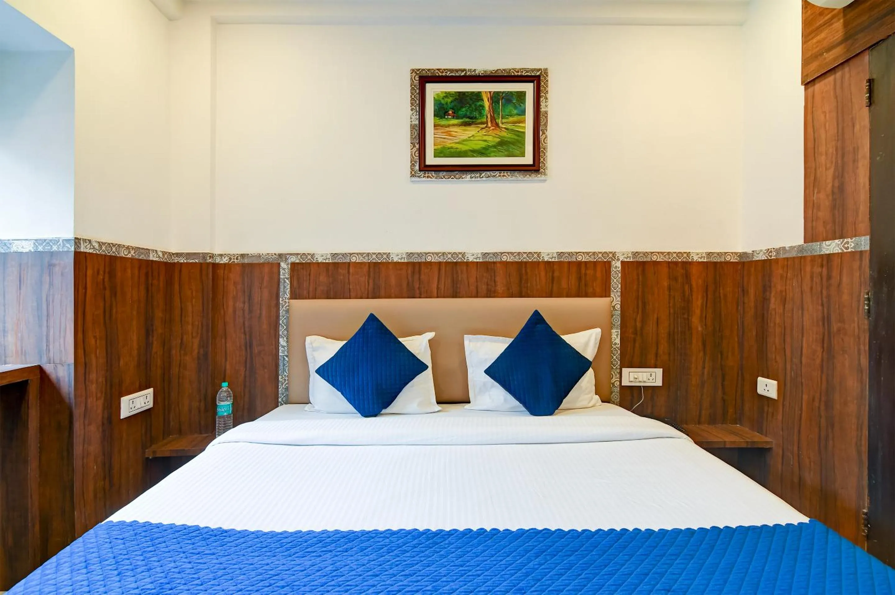 Photo of the whole room, Bed in Hotel Q Inn