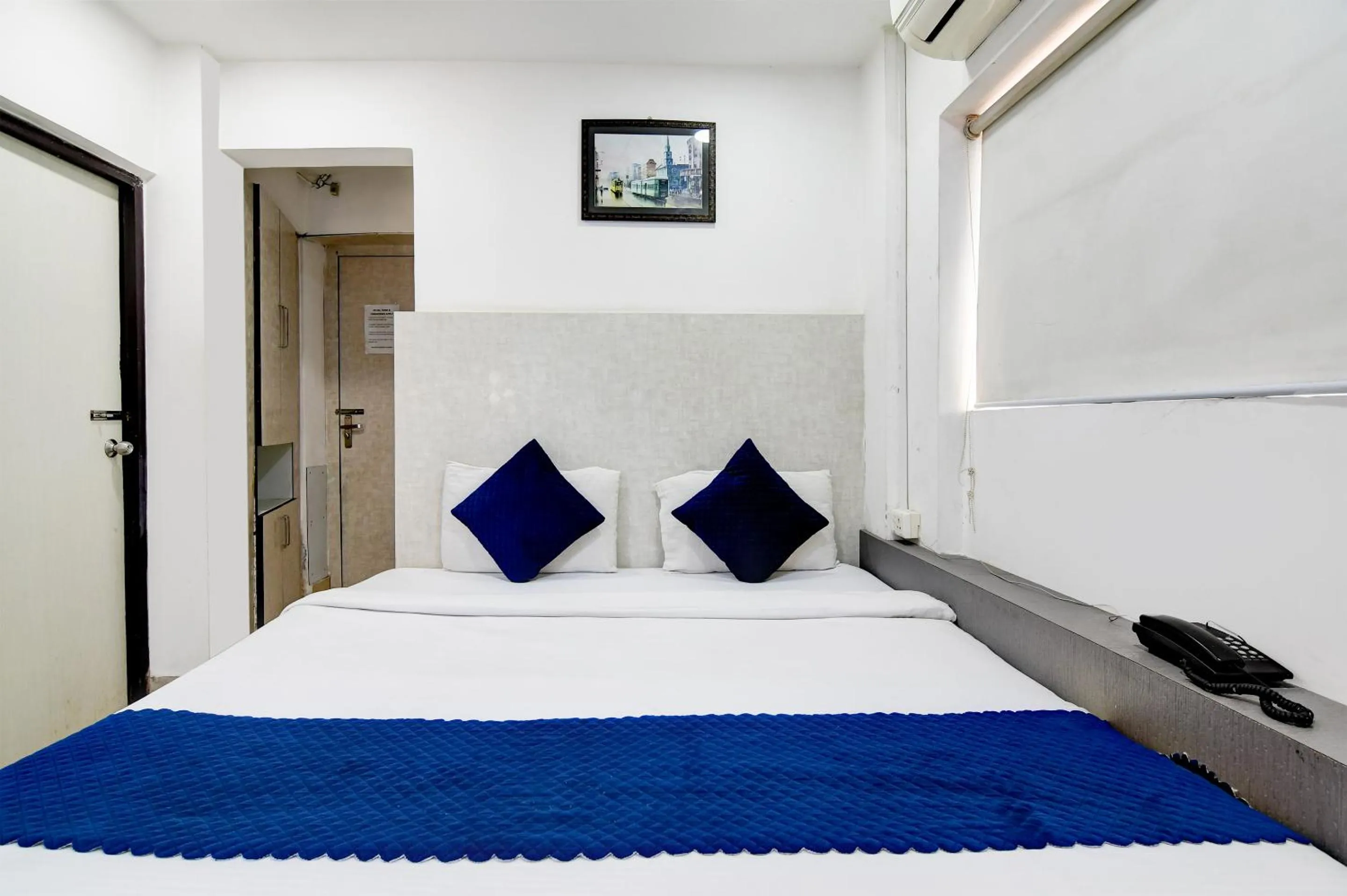 Photo of the whole room, Bed in Hotel Q Inn