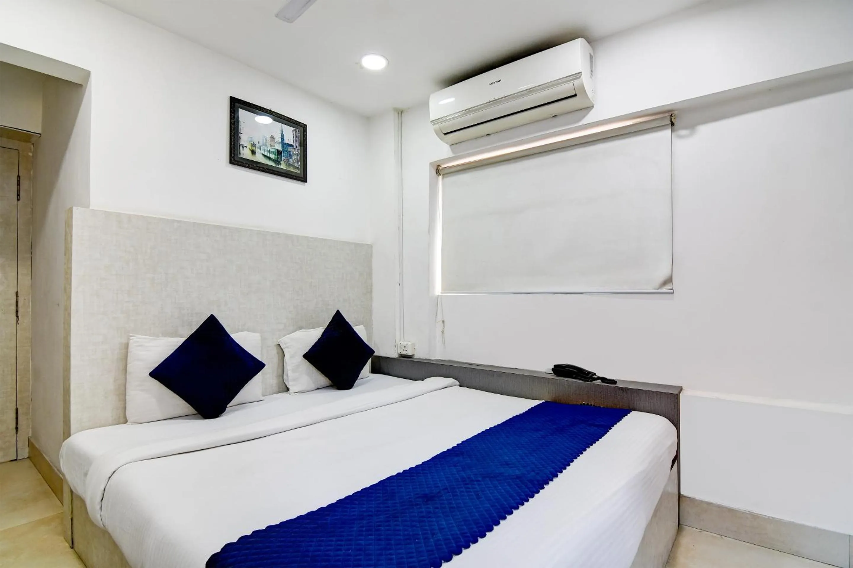 Photo of the whole room, Bed in Hotel Q Inn