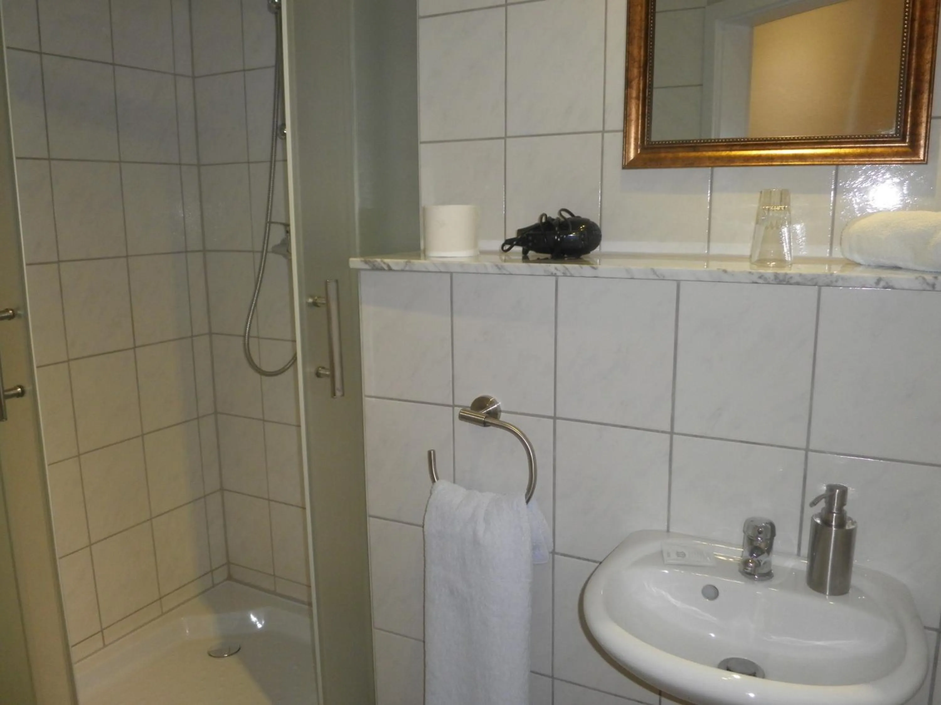 Bathroom in Bennetts Restaurant und Hotel