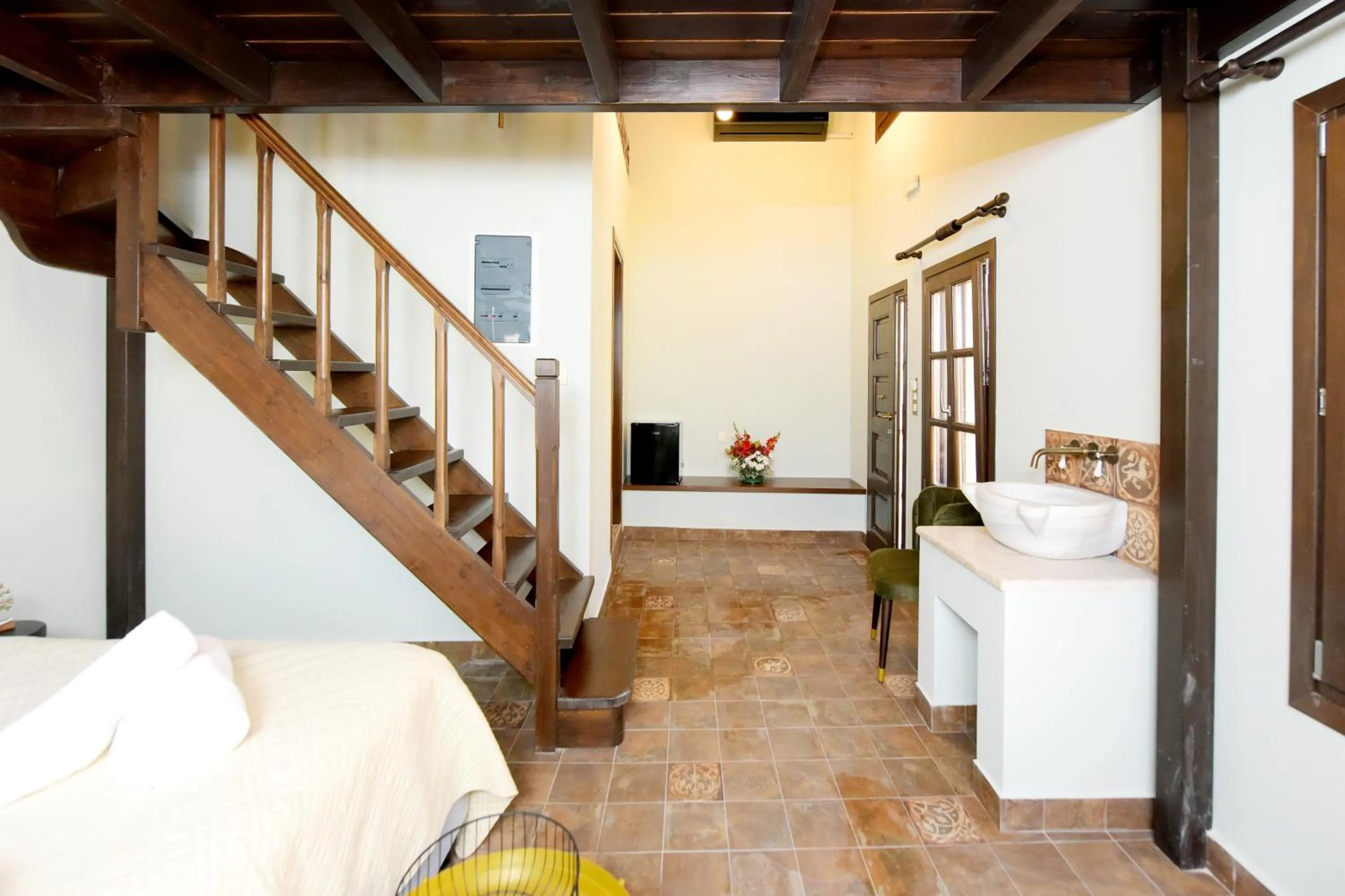 Photo of the whole room in Elaia-Fos