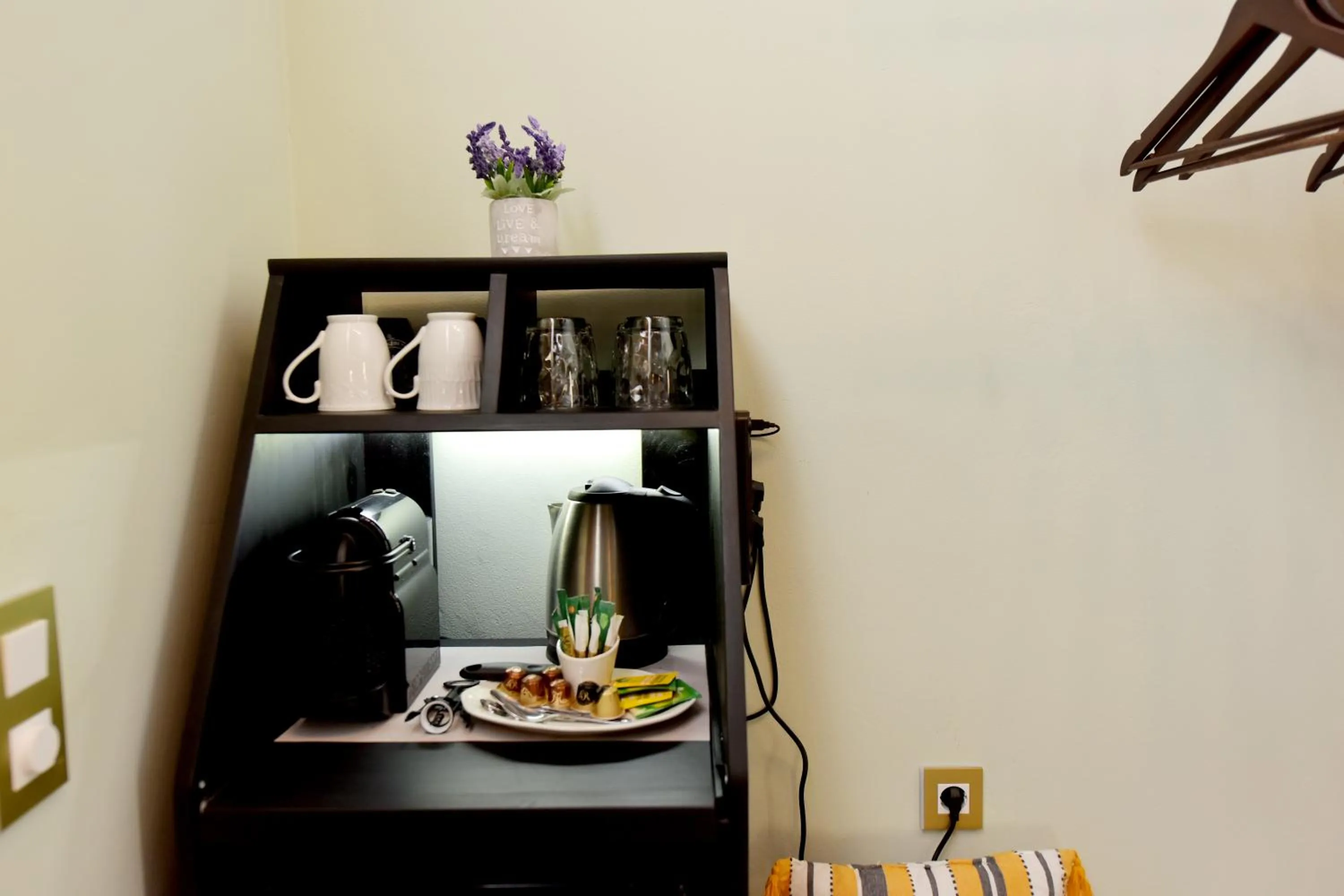 Food and drinks in Elaia-Fos