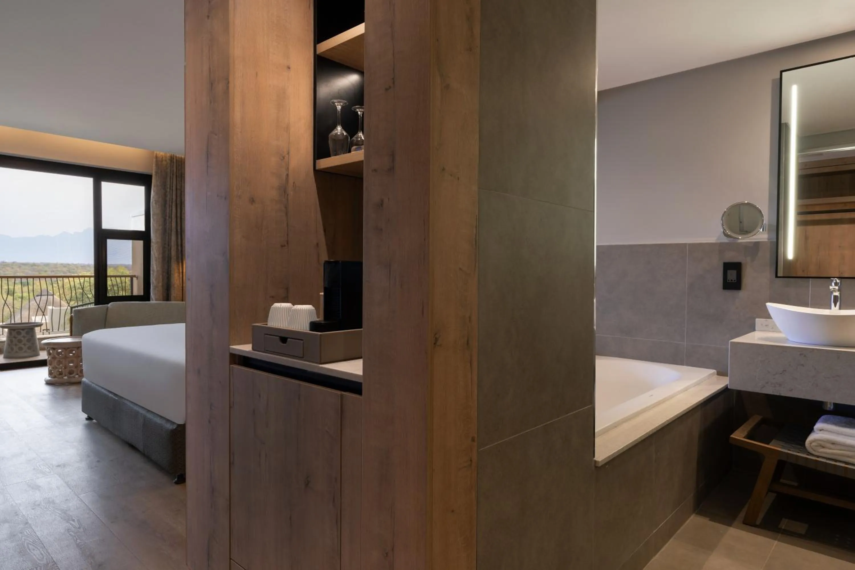 Coffee/tea facilities, Bed in Radisson Safari Hotel Hoedspruit