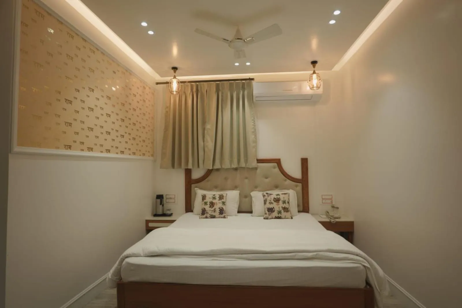 Bed in Shri Ram Paying Guest House Premium Rooms