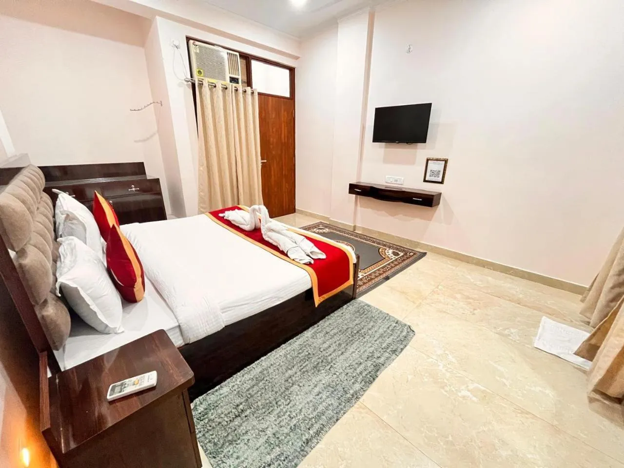 Bed in Shri Ram Paying Guest House Premium Rooms