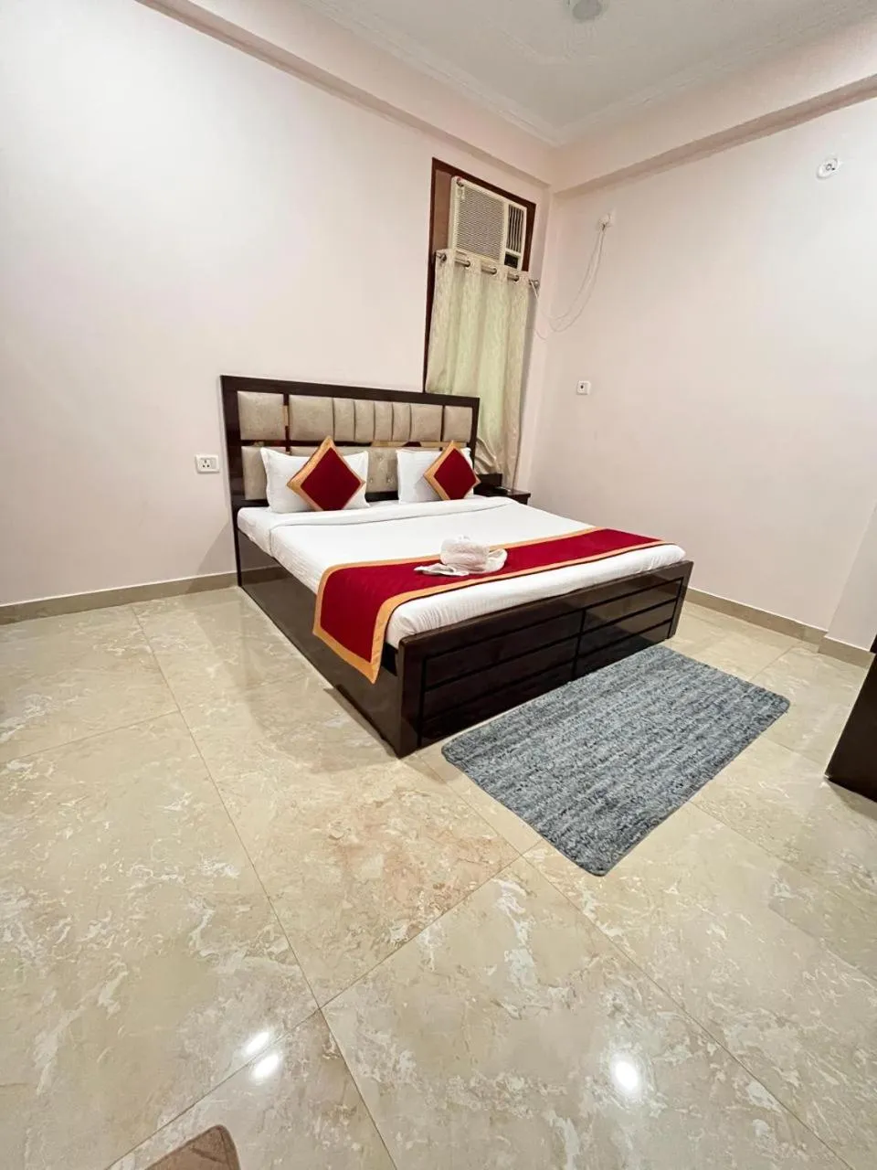 Bed in Shri Ram Paying Guest House Premium Rooms