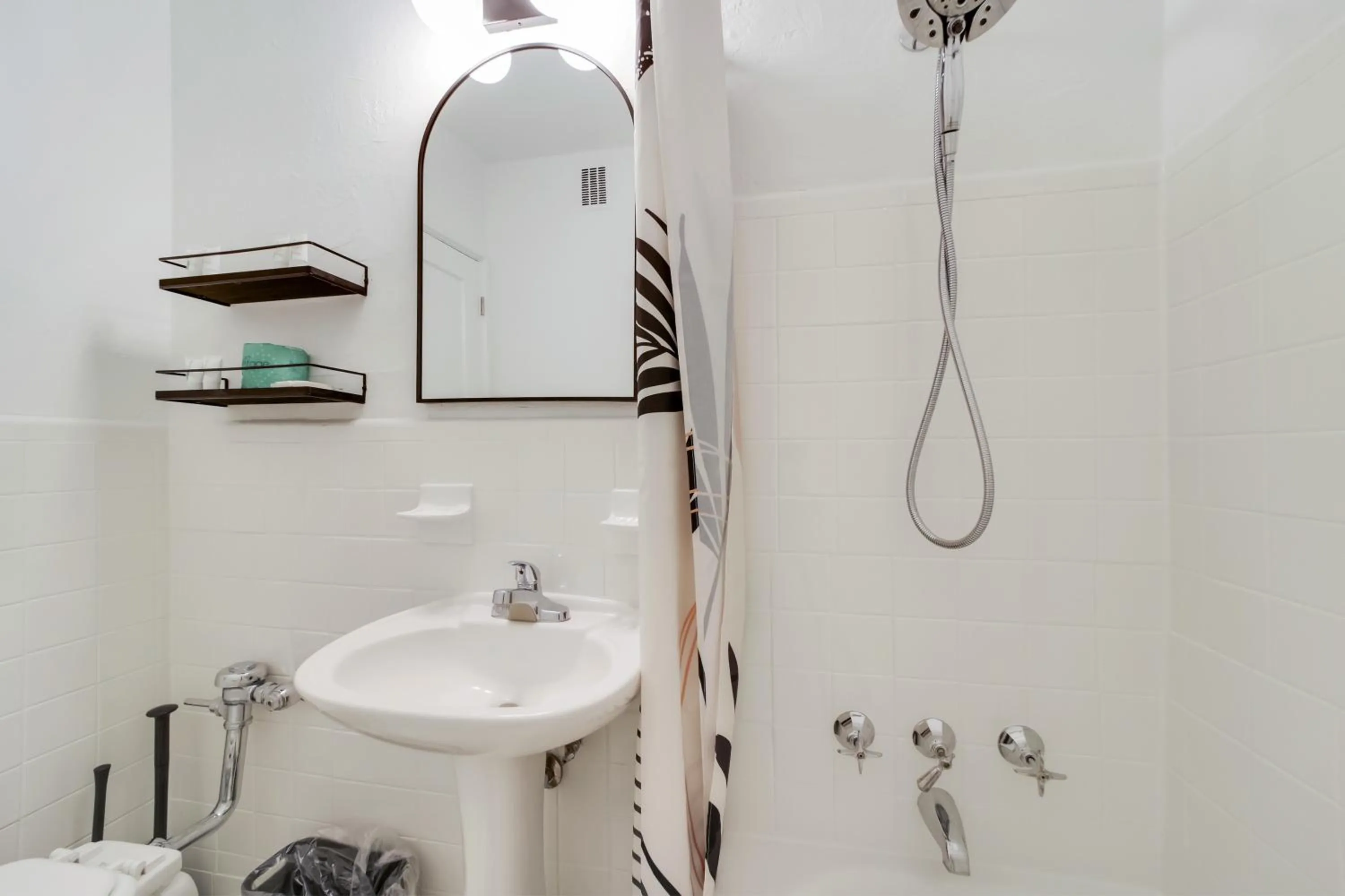 Shower in Tropics Hotel Miami Beach